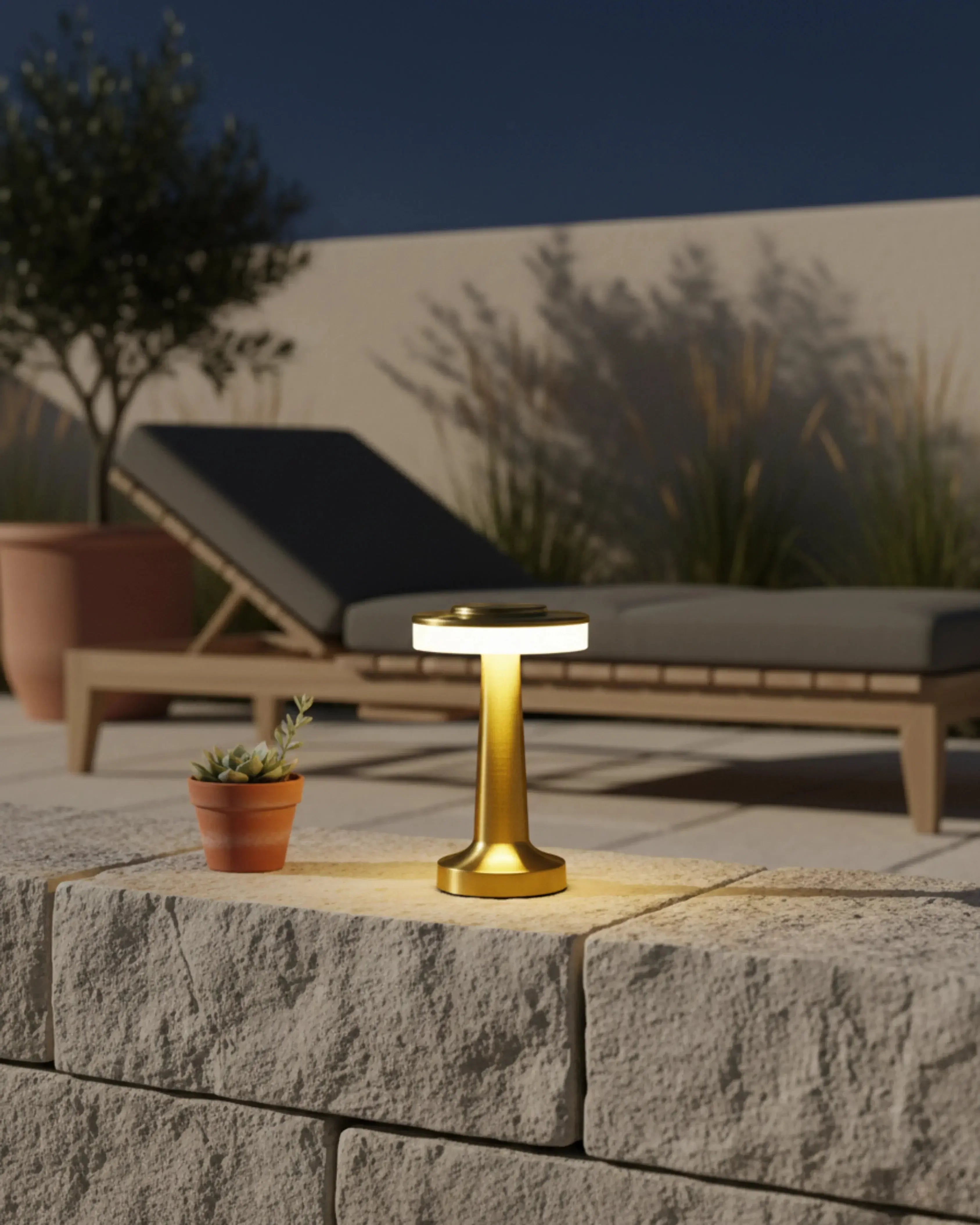 Lampe d’extérieur sans fil dorée, tactile et rechargeable – modèle Karo par Korven Studio