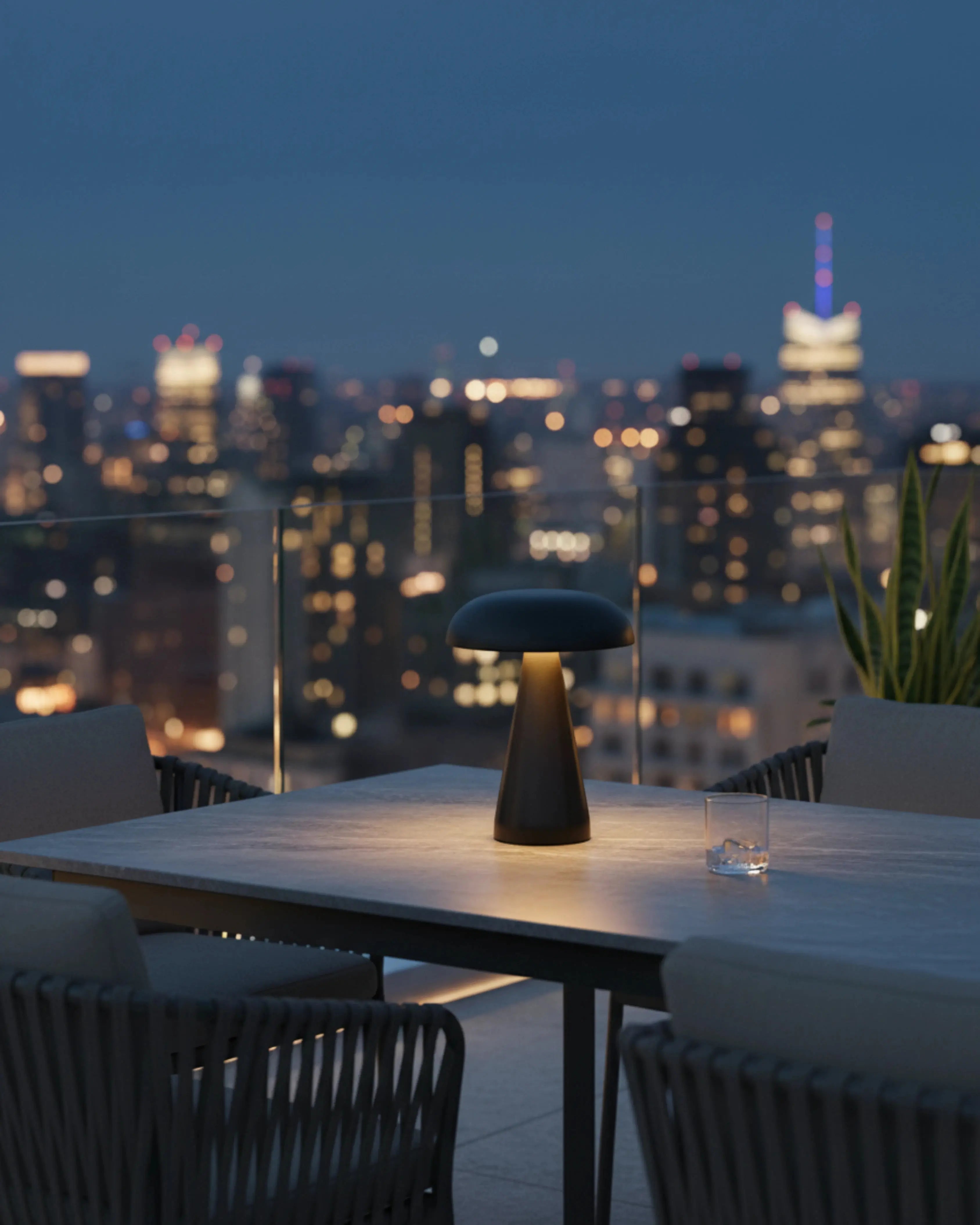 Lampe d’extérieur sans fil noire, design premium et rechargeable – modèle Kemi par Korven Studio.