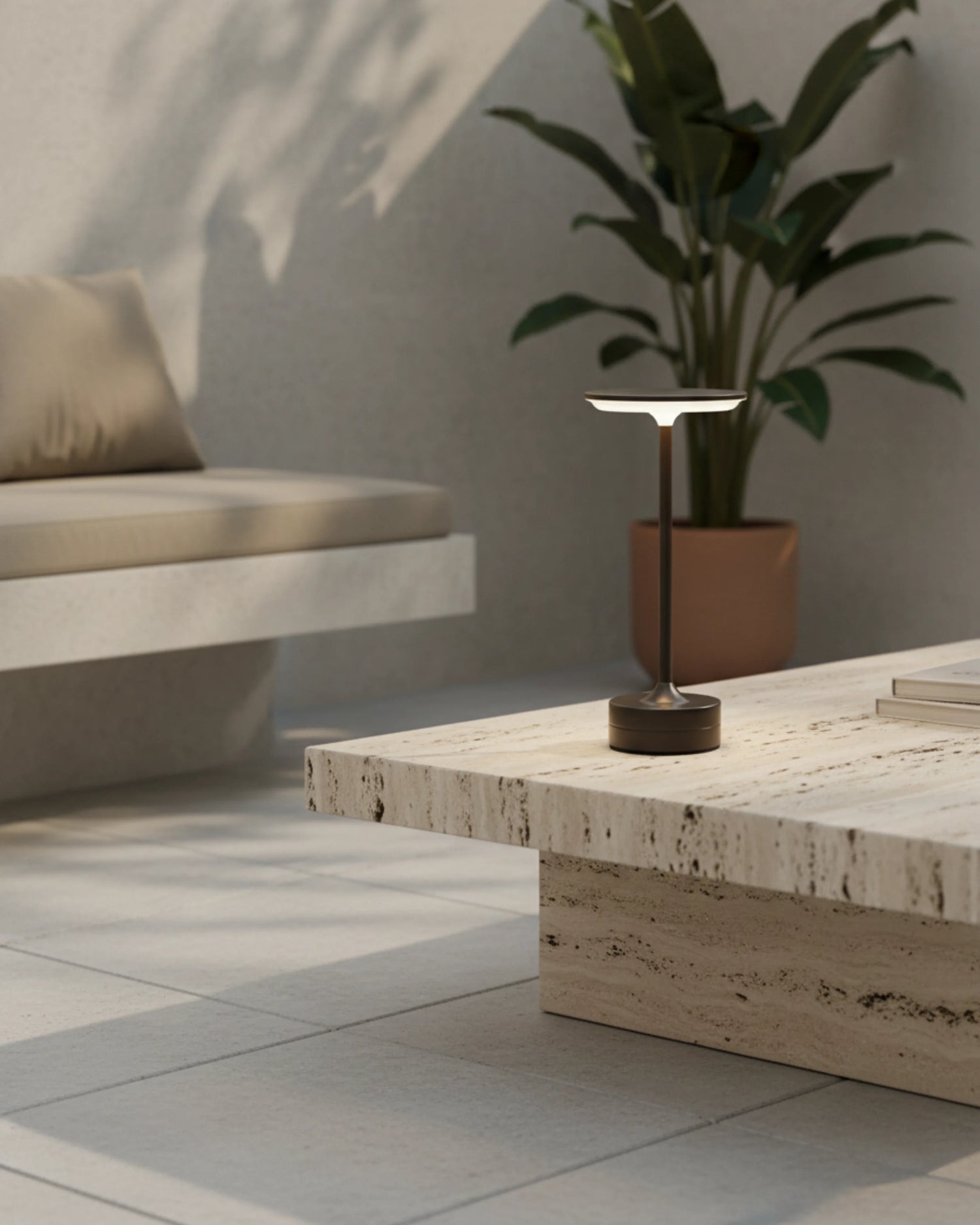 Lampe d’extérieur sans fil noire, tactile et rechargeable – modèle Lora par Korven Studio.