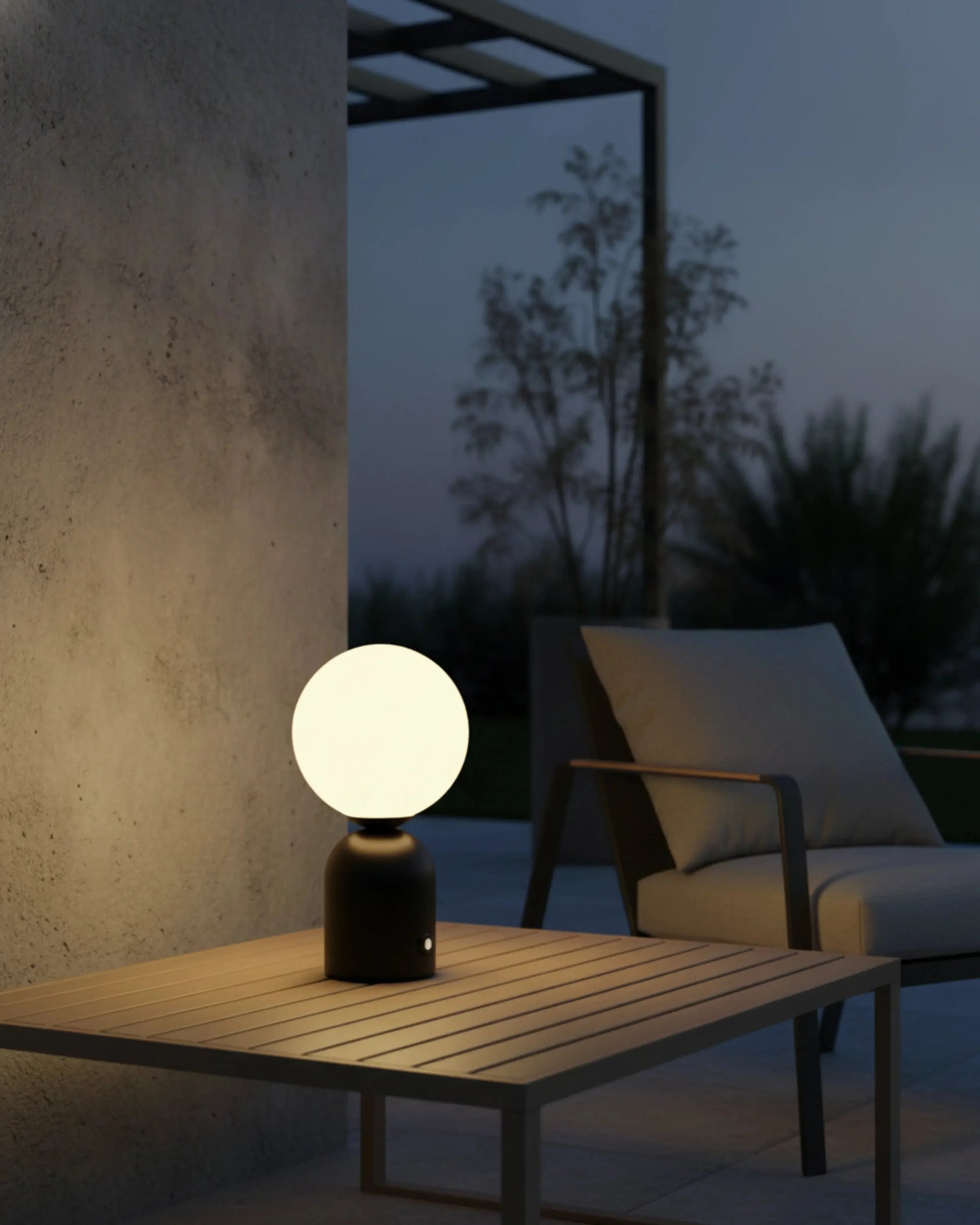 Lampe d’extérieur sans fil noire, design premium et rechargeable – modèle Lumi par Korven Studio.