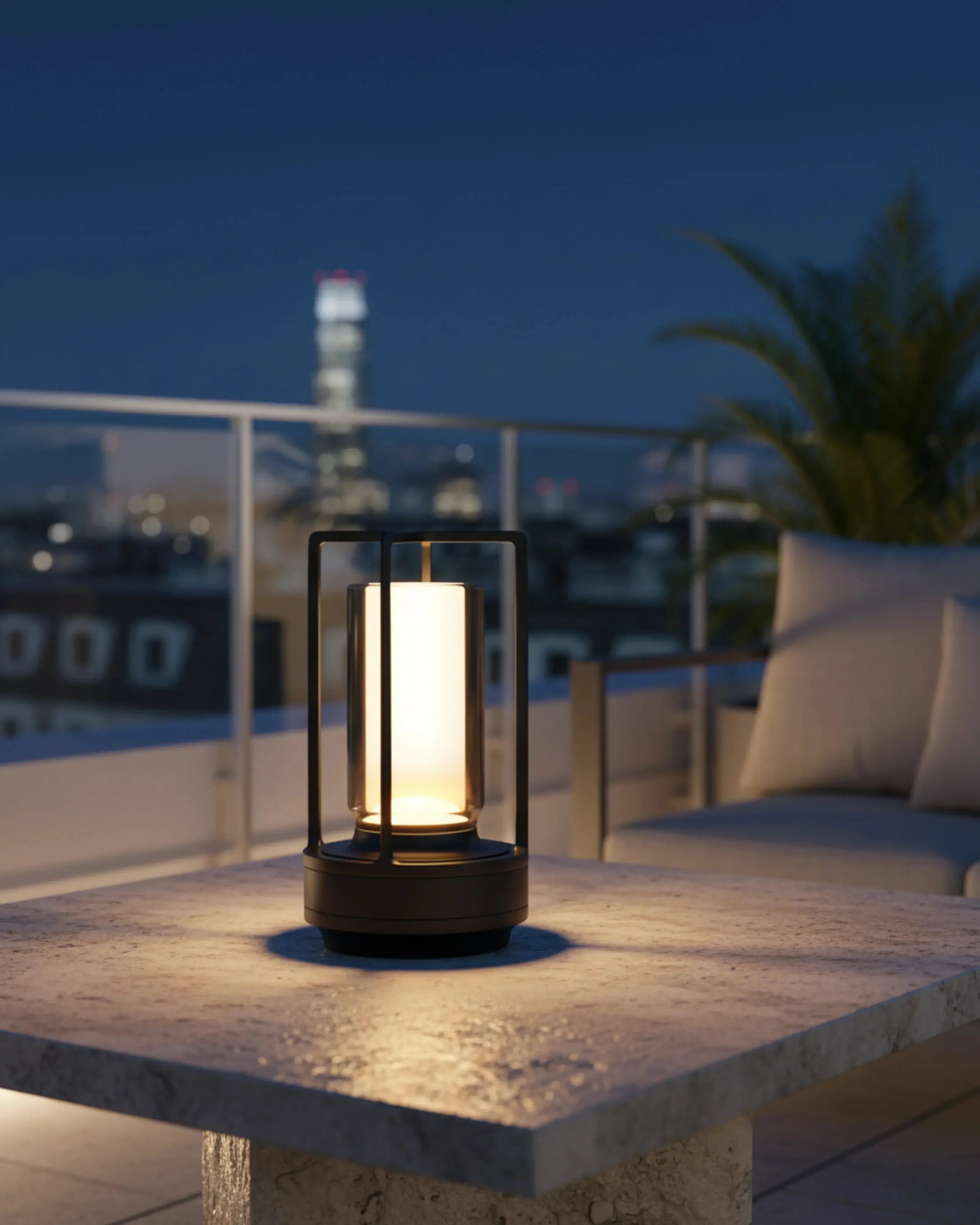 Lampe d’extérieur sans fil noire, camping et rechargeable – modèle Runa par Korven Studio.