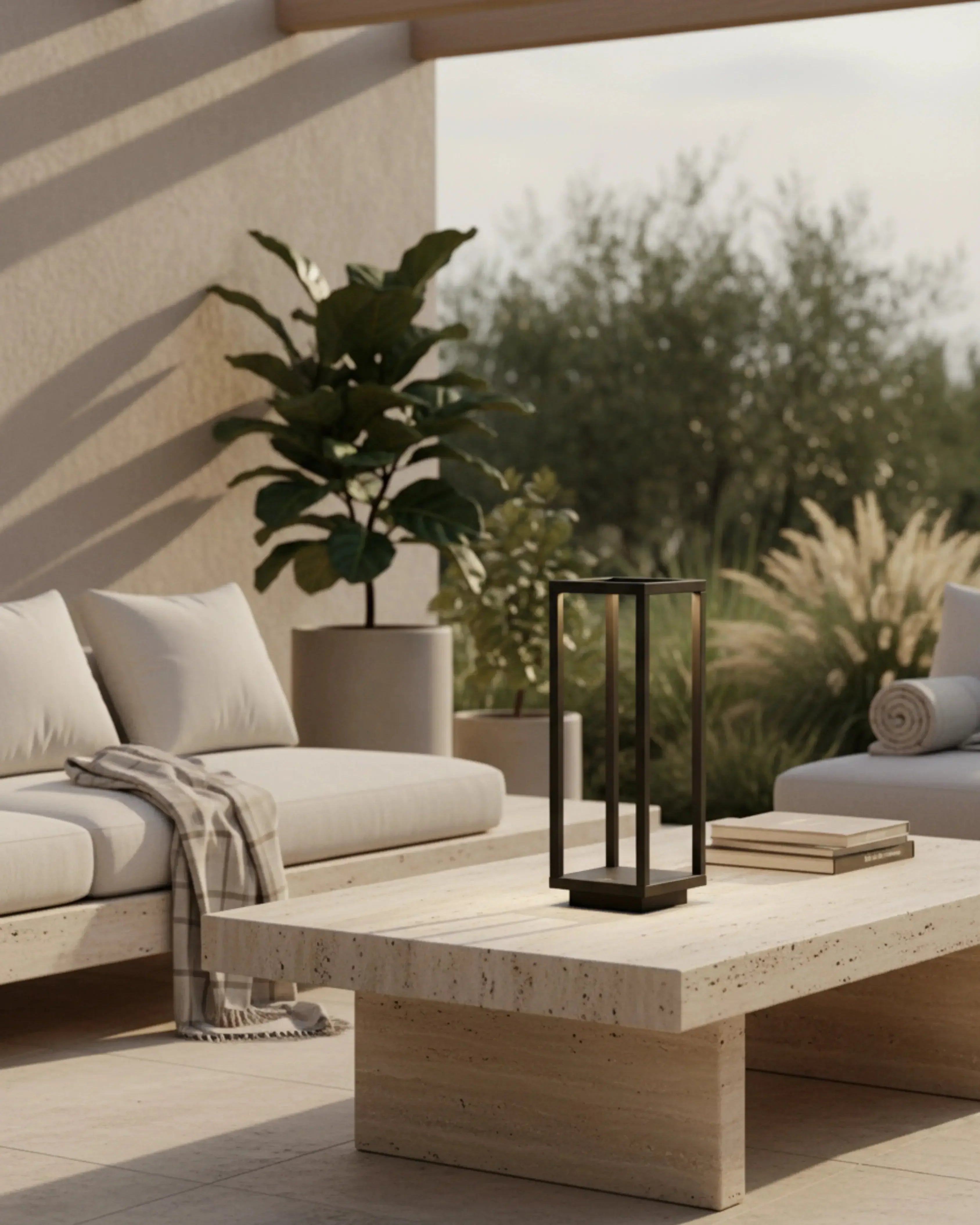 Lampe d’extérieur sans fil noire, tactile et rechargeable – modèle Sora par Korven Studio.