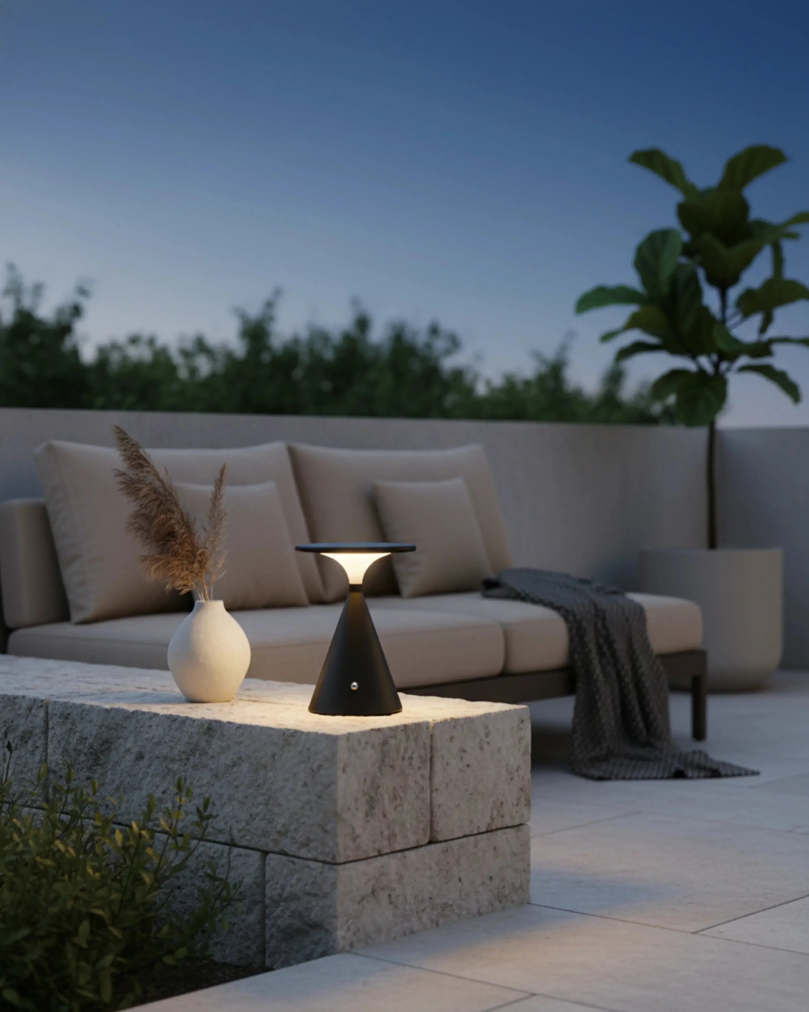 Lampe d’extérieur sans fil noire, design premium et rechargeable – modèle Vega par Korven Studio.