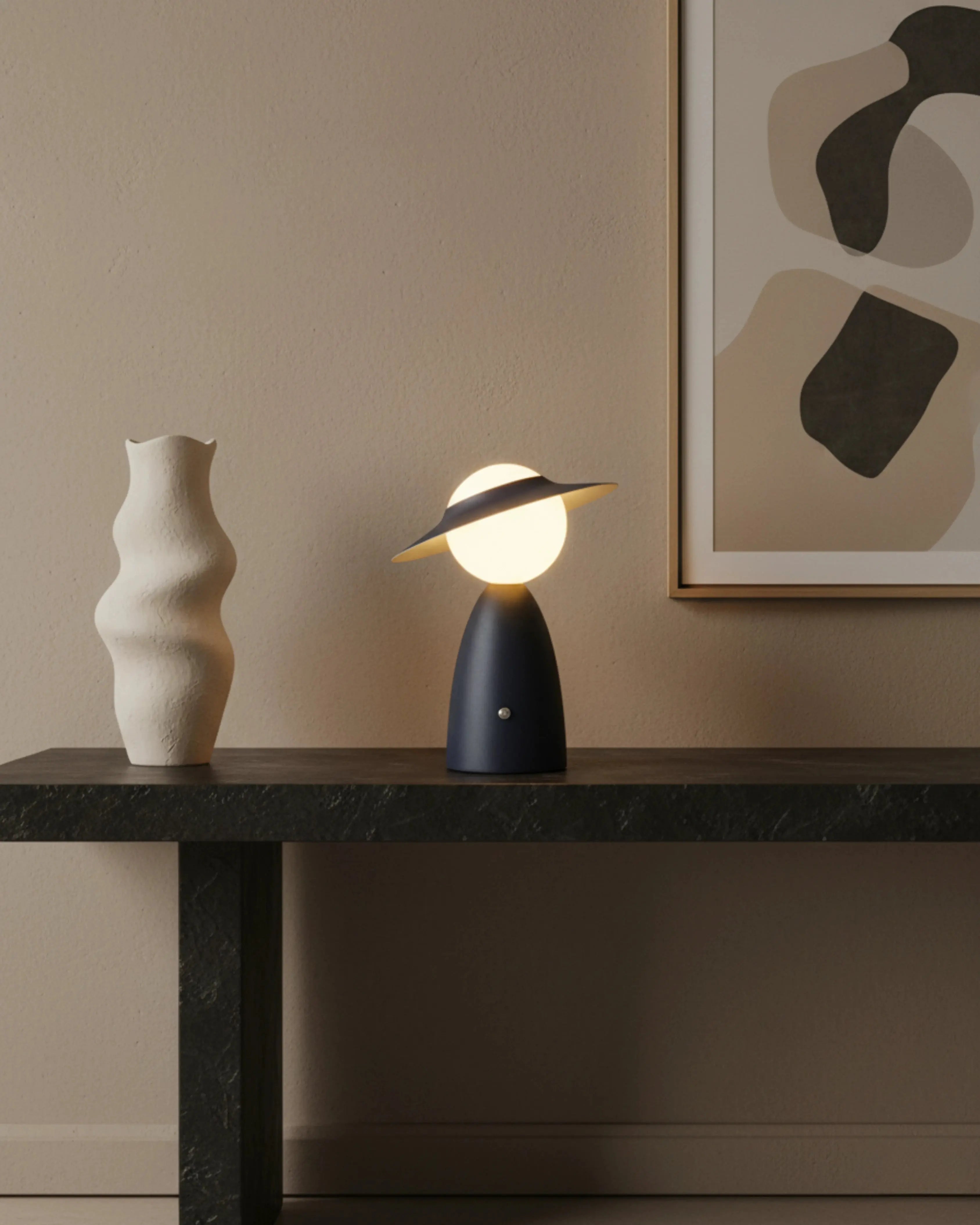 Lampe de salon tactile sans fil noire, tactile et rechargeable – modèle Ela par Korven Studio.