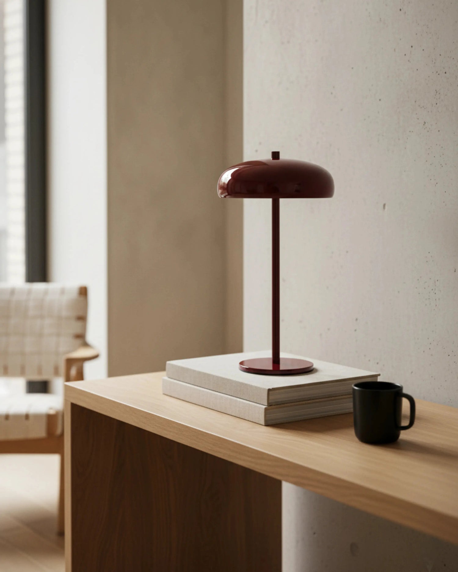 Lampe de table a poser sans fil rouge bordeaux, tactile et rechargeable – modèle nari par Korven Studio.