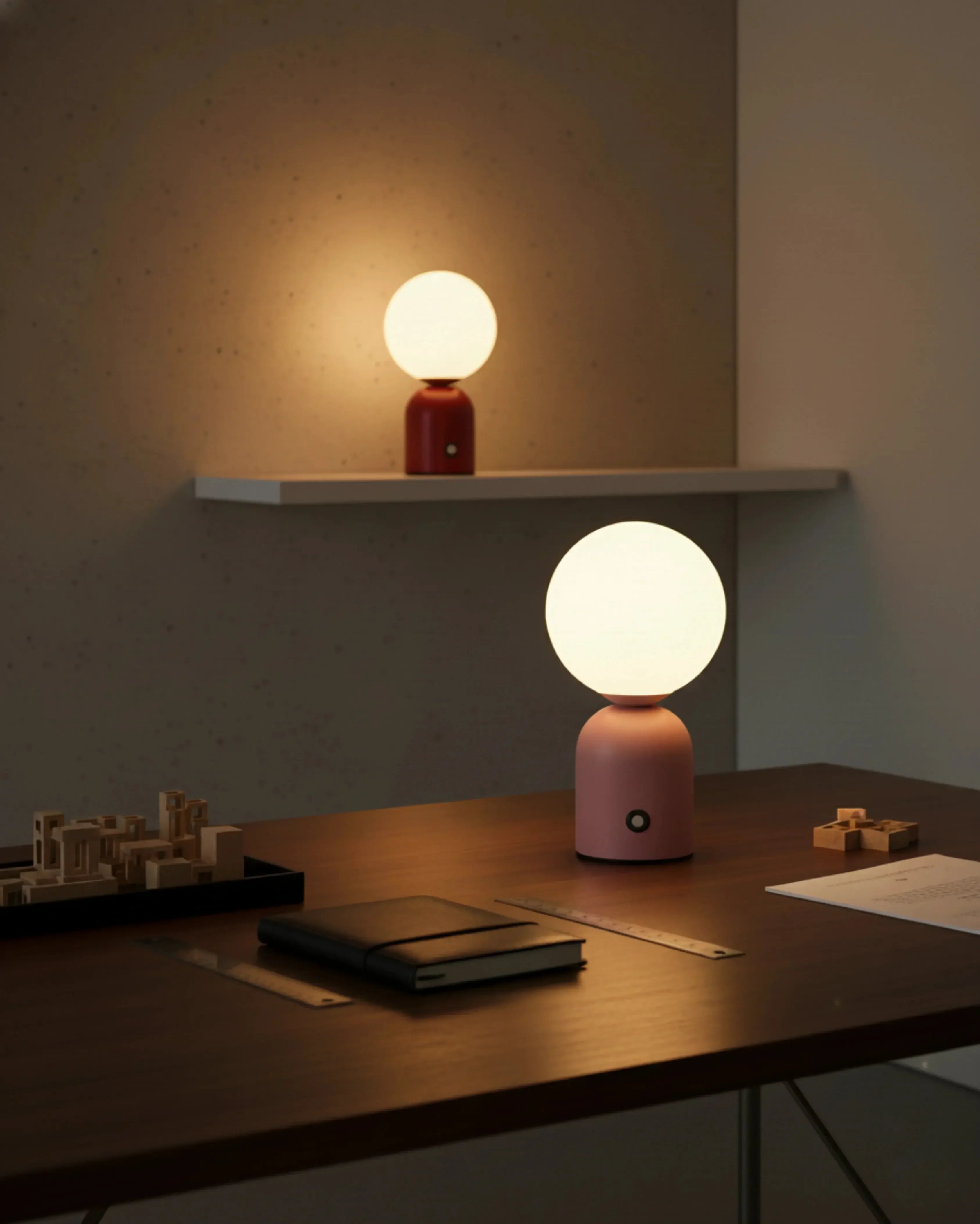 Lampe de salon sans fil rose et rouge, tactile et rechargeable – modèle Lumi par Korven Studio.