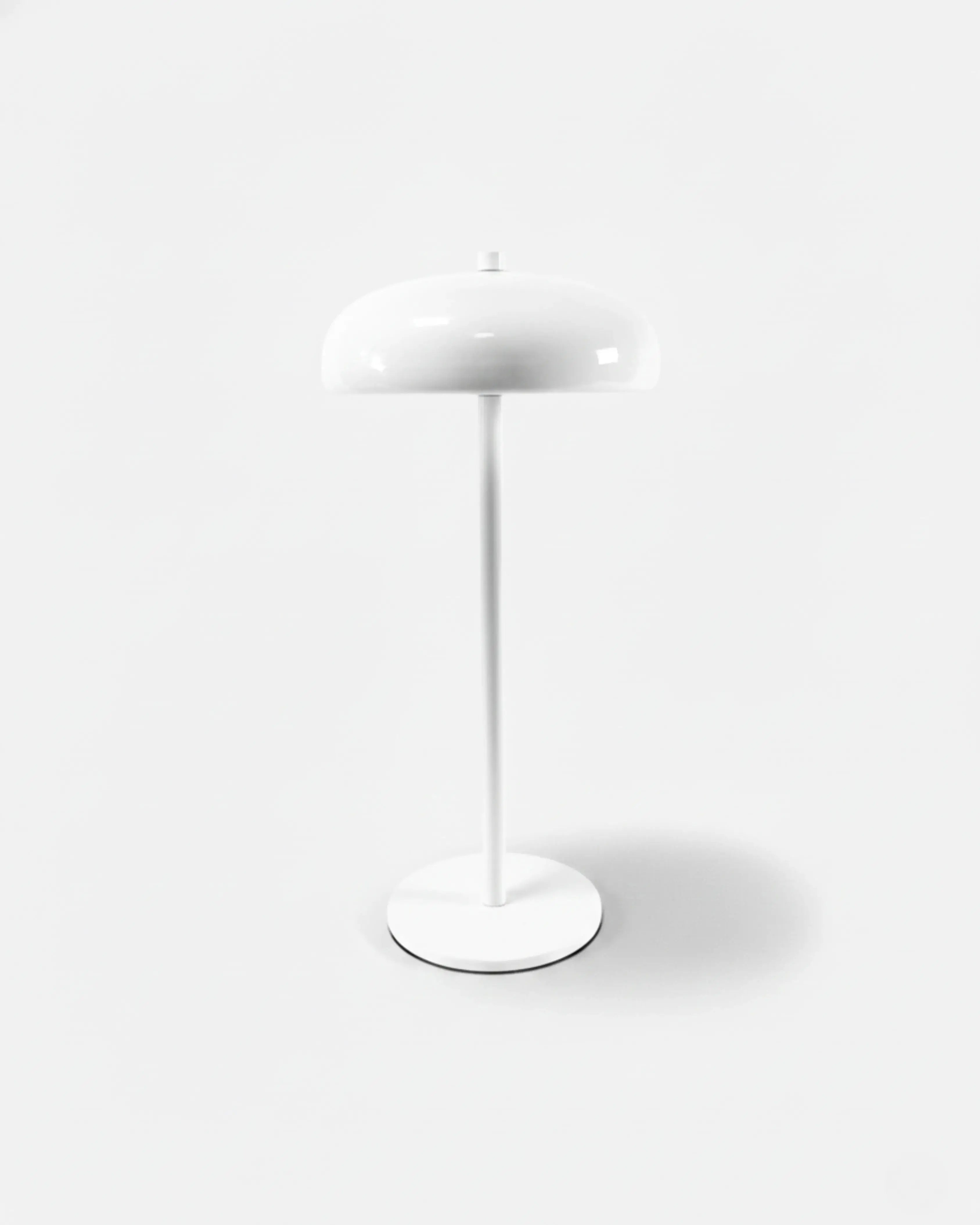 Lampe de table sans fil blanc, tactile et rechargeable – modèle nari par Korven Studio.