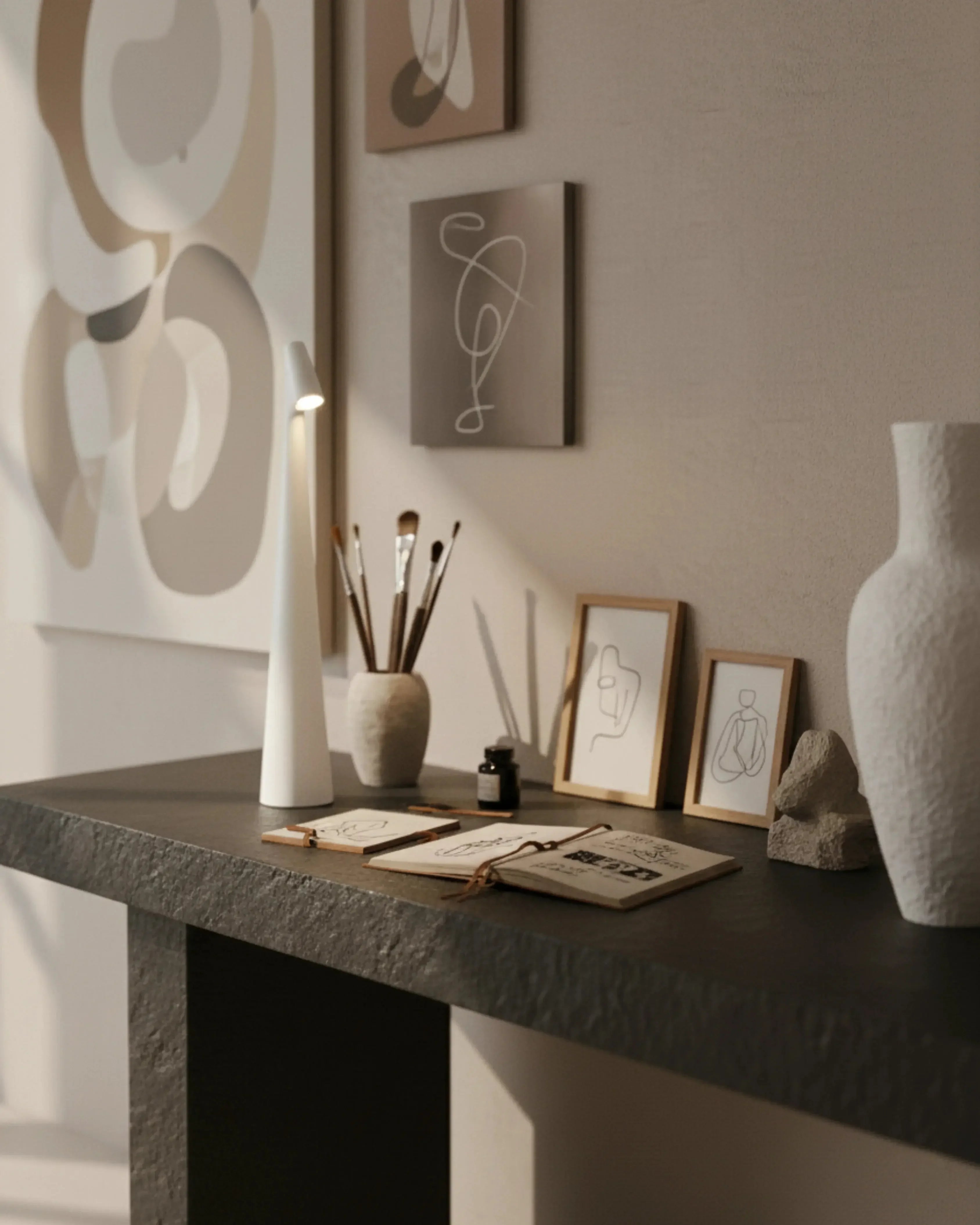 Lampe de table sans fil noire, rechargeable par USB – modèle Nora par Korven Studio.