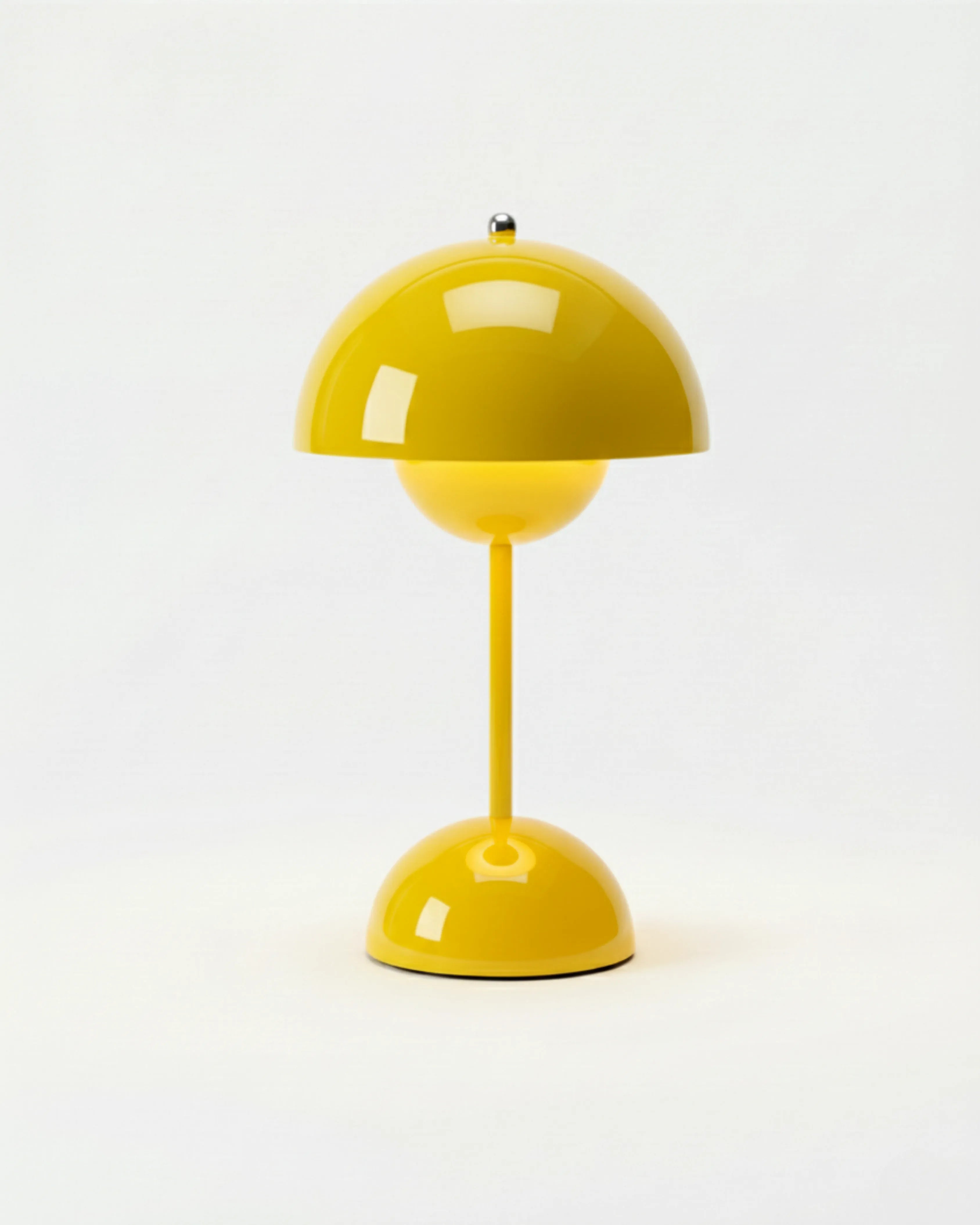 Lampe de table sans fil jaune, tactile et rechargeable – modèle Oden par Korven Studio.