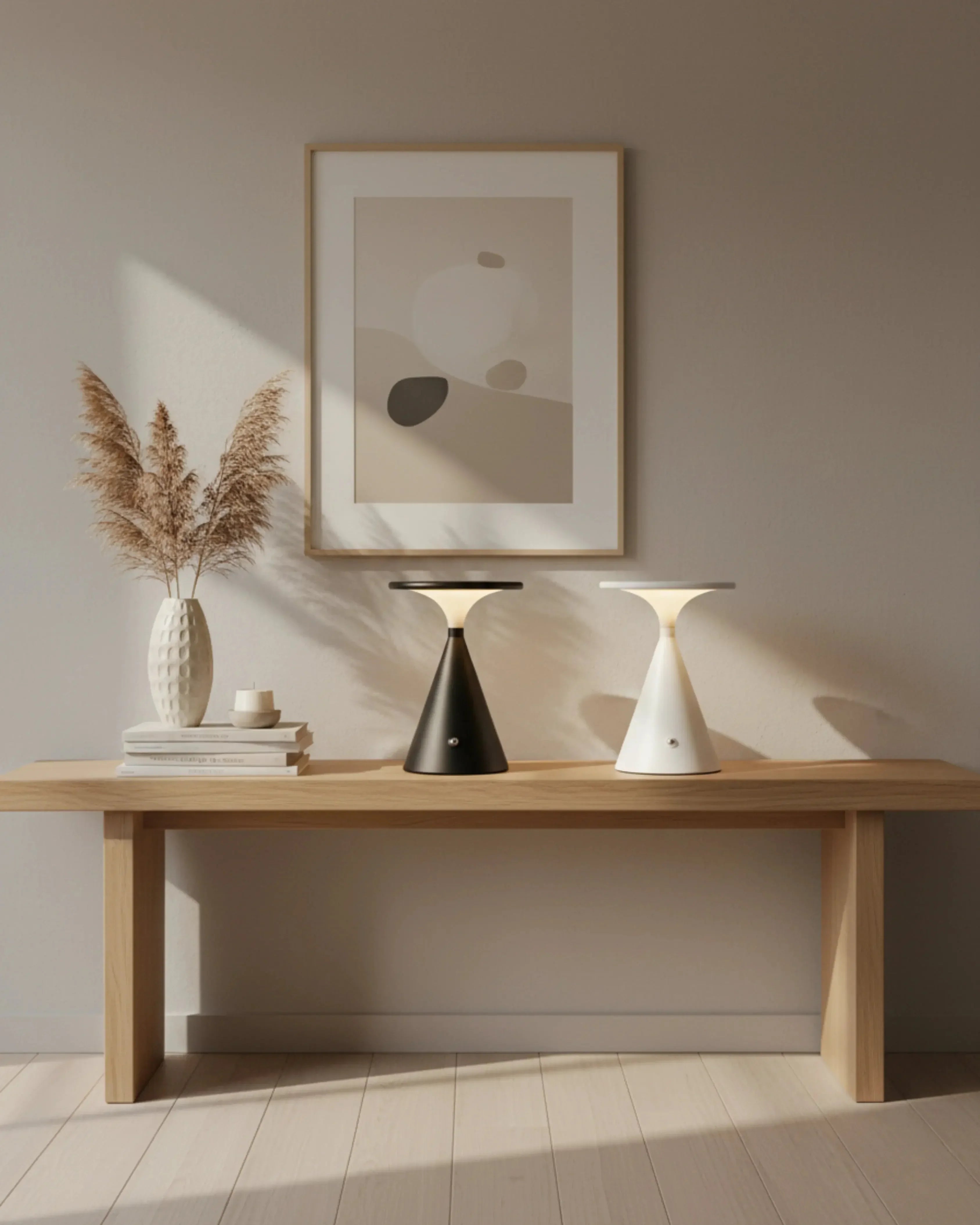 Lampe de bureau sans fil noire et blanche, LED rechargeable – modèle Vega par Korven Studio.