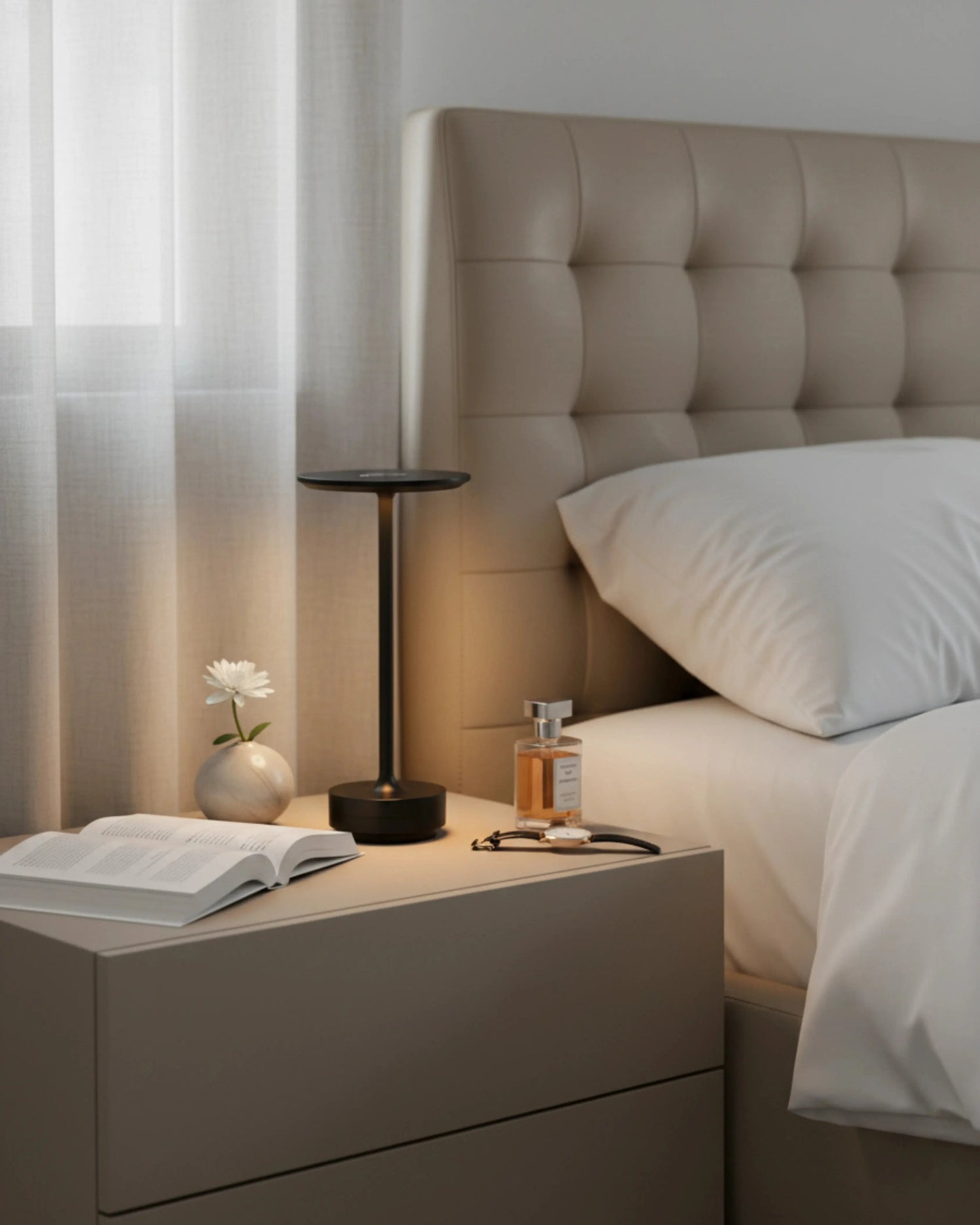 Lampe de table sans fil noire, tactile et rechargeable – modèle Liri par Korven Studio.