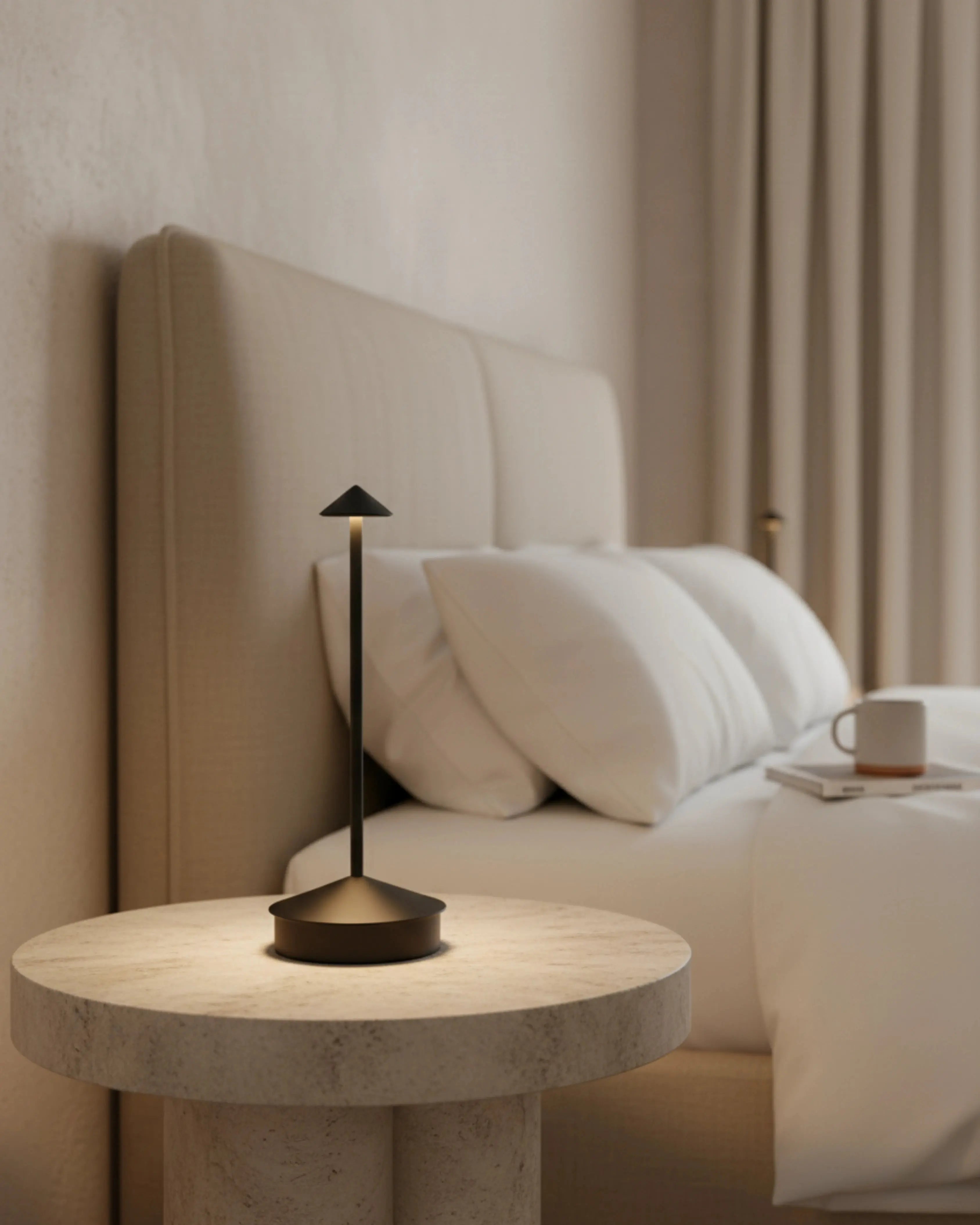 Lampe de chevet sans fil noire, rechargeable par USB – modèle Miro par Korven Studio.