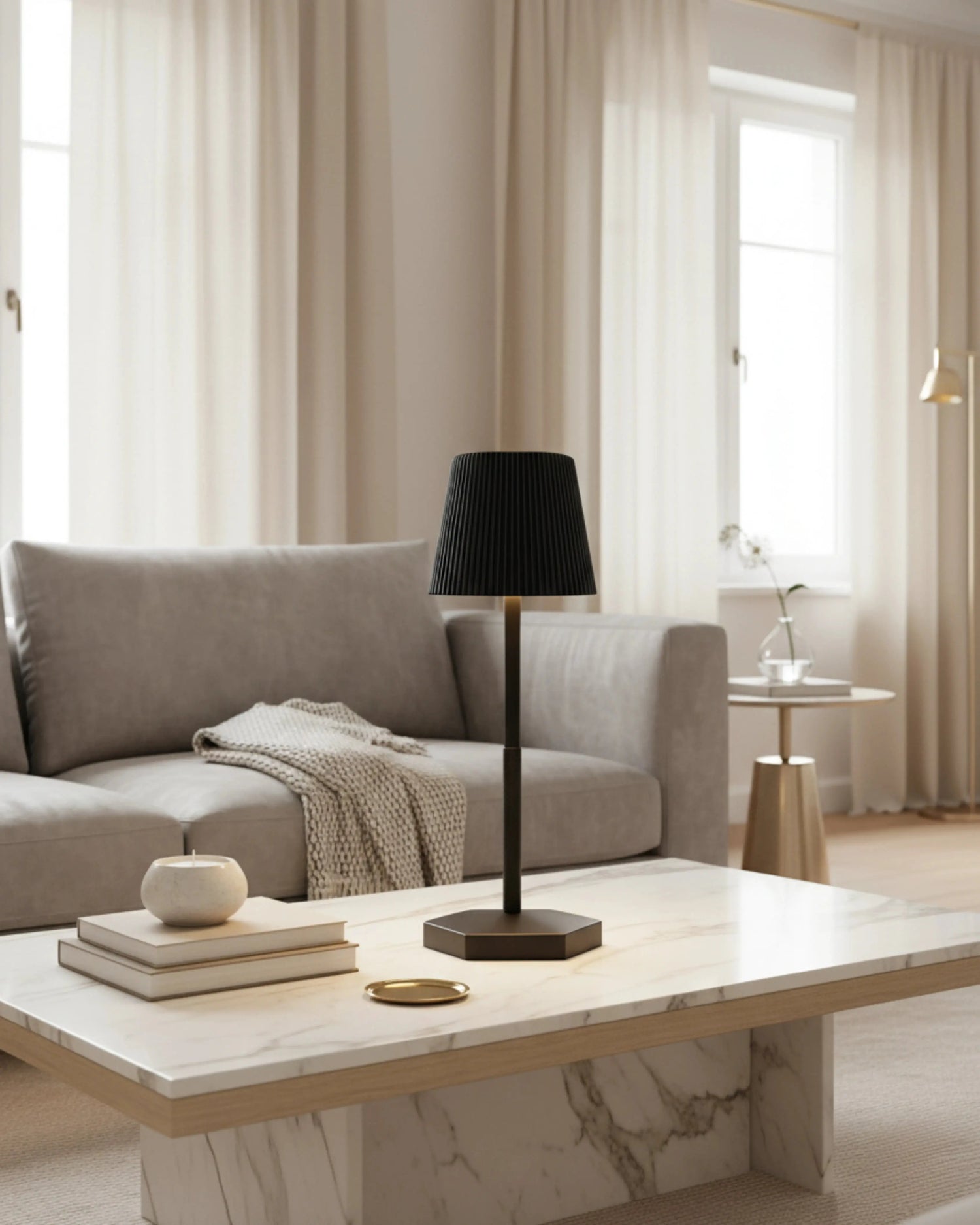 Lampe de table sans fil noire, LED rechargeable – modèle Tovi par Korven Studio.