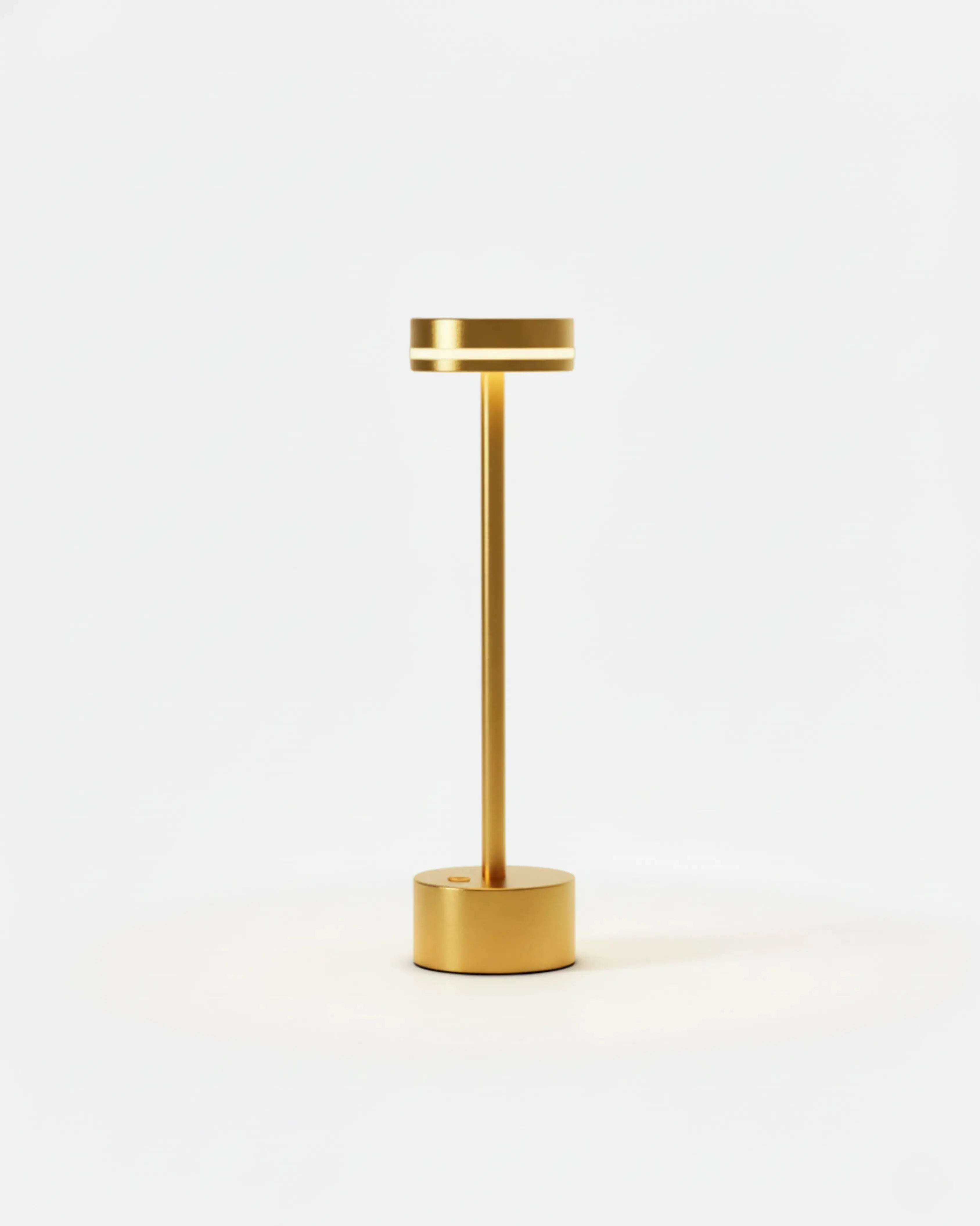 Lampe de table sans fil dorée, rechargeable par USB – modèle Lysa par Korven Studio.