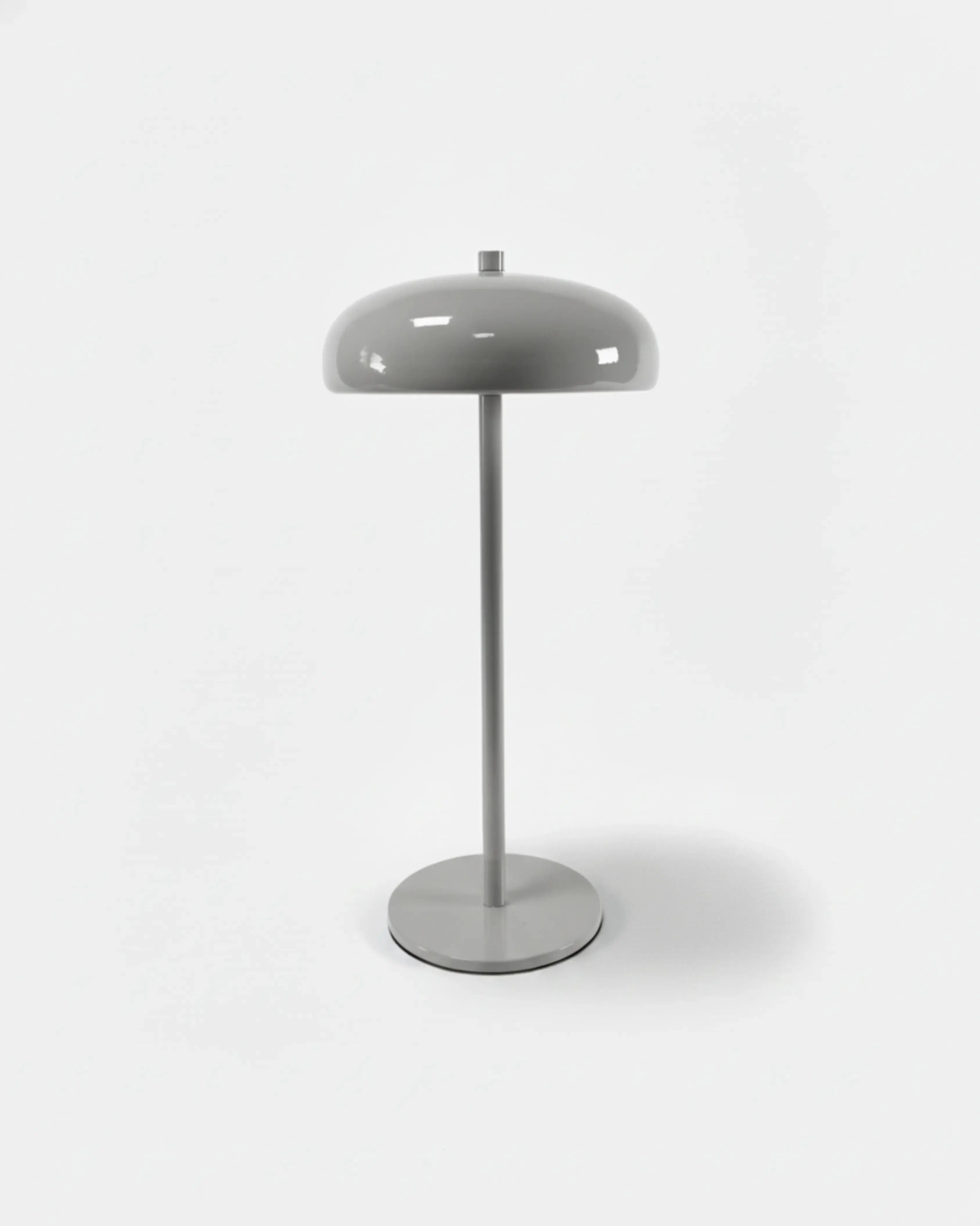 Lampe a poser sans fil gris, tactile et rechargeable – modèle nari par Korven Studio.