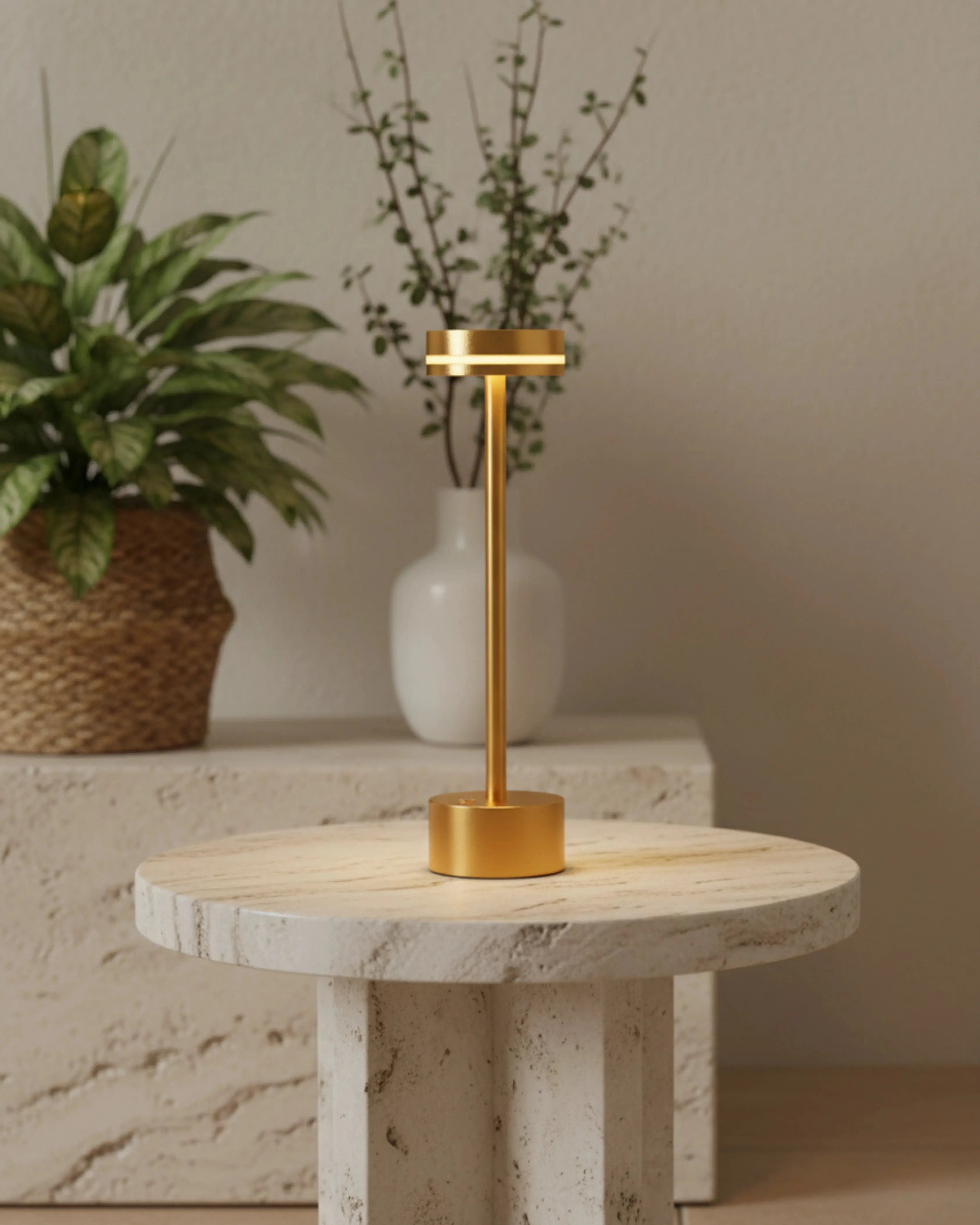 Lampe sans fil tactile dorée rechargeable – modèle Lysa par Korven Studio.