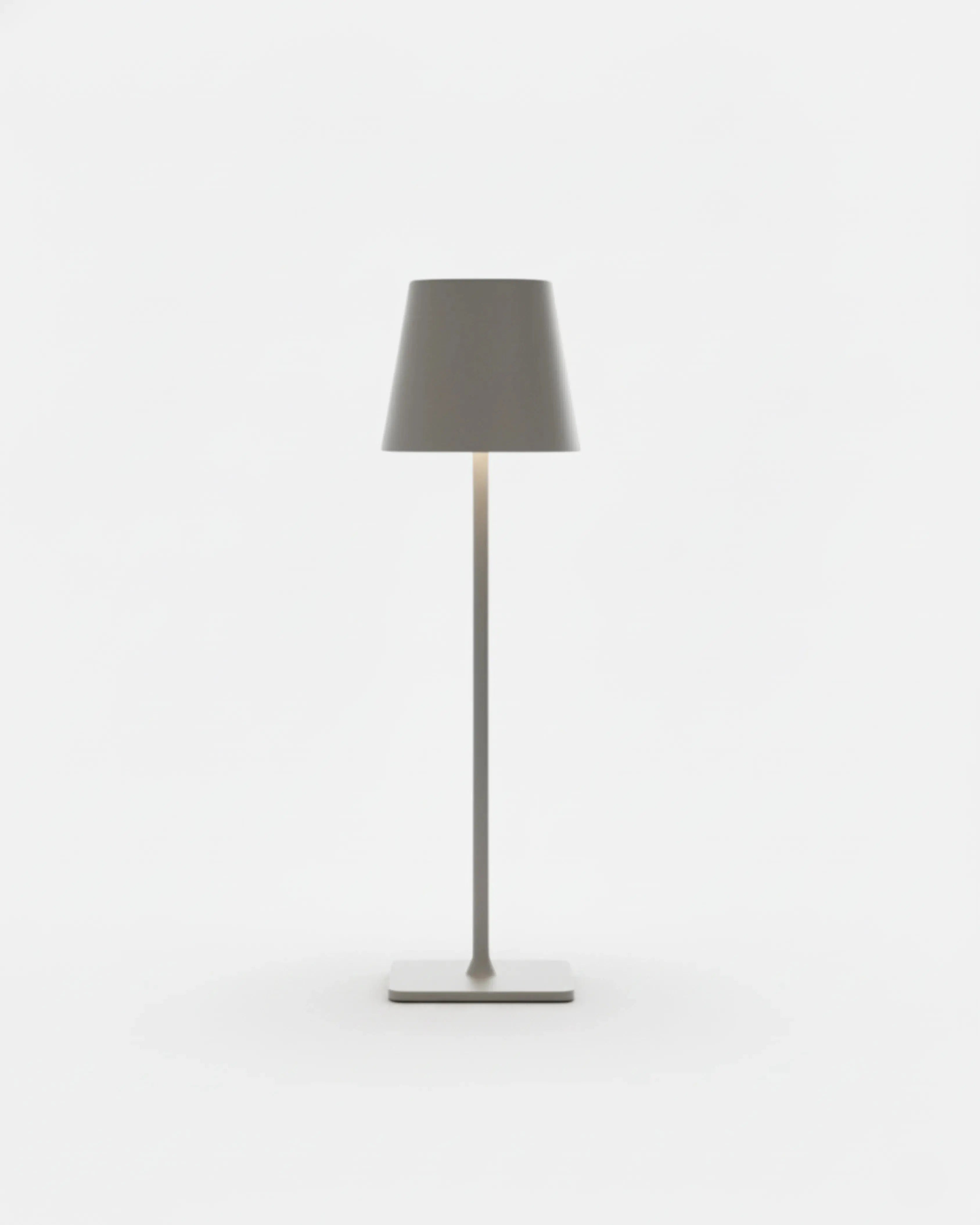 Lampe de chevet sans fil grise, rechargeable par USB – modèle Frey par Korven Studio.