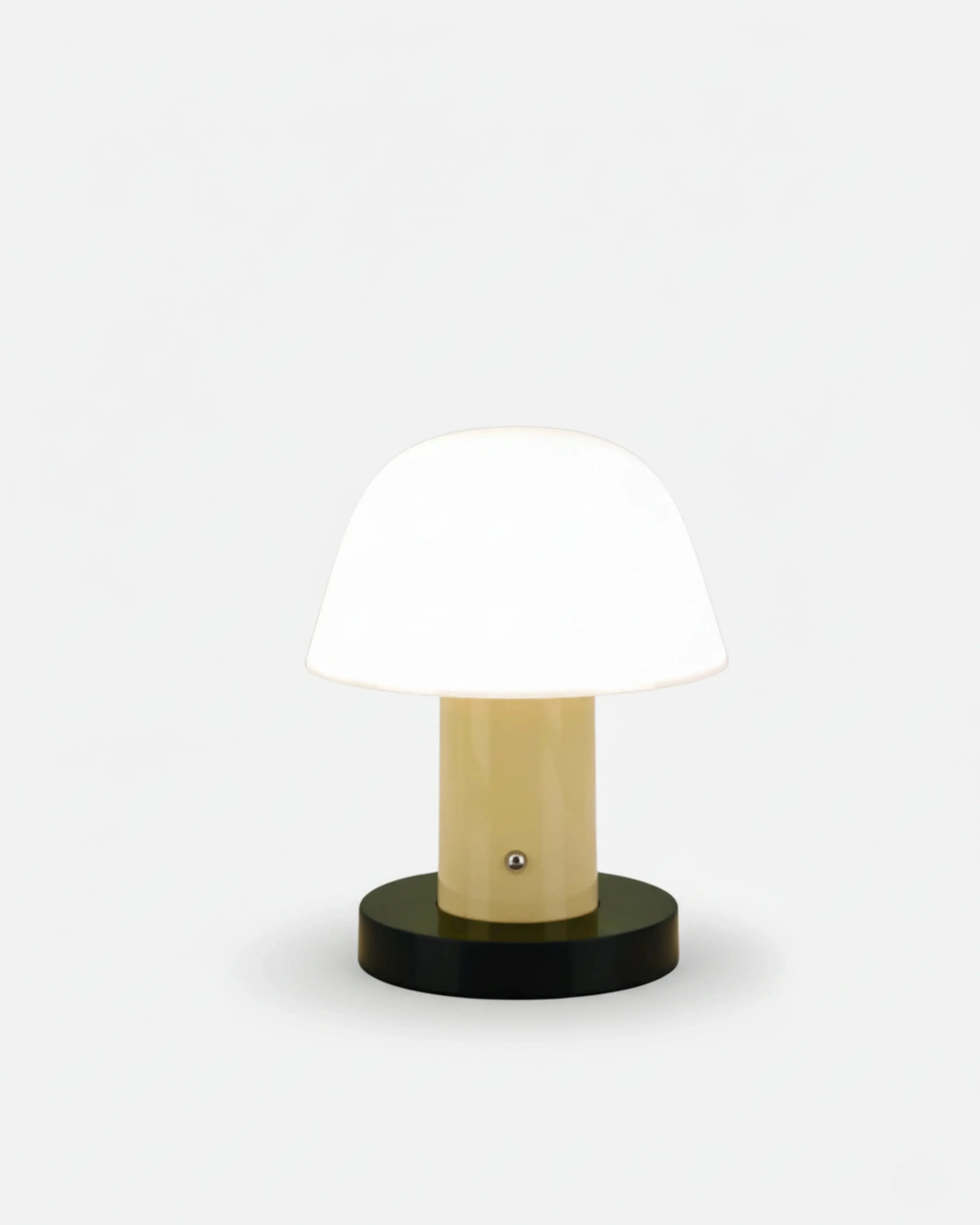 Lampe sans fil jaune et verte rechargeable – modèle Alva par Korven Studio.