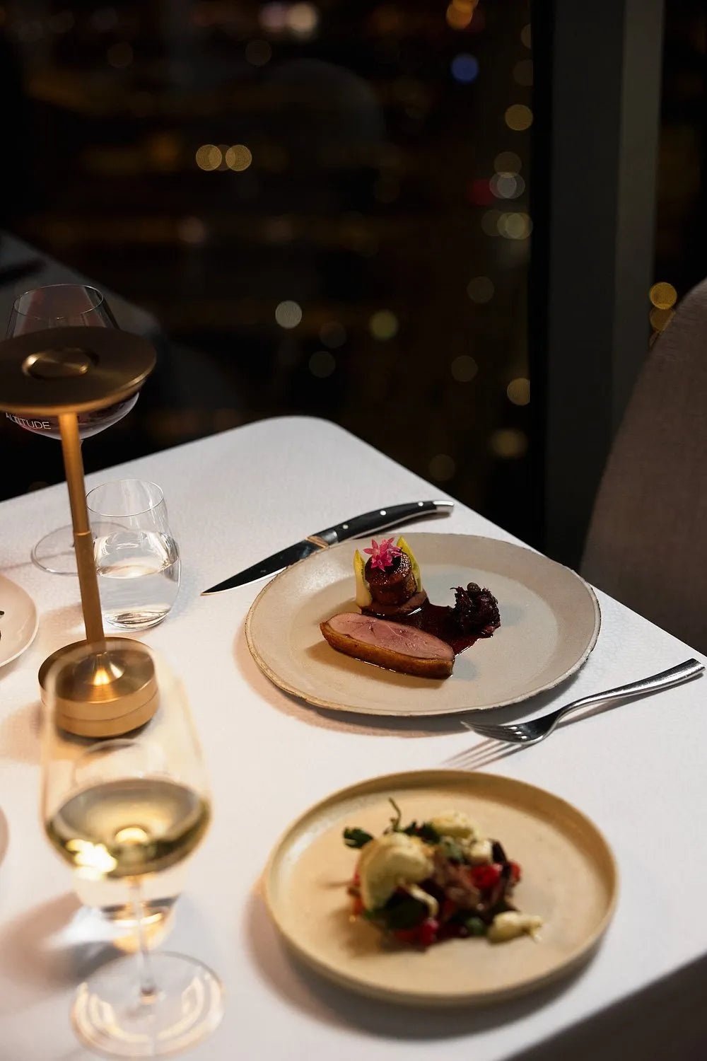 lampe sans fil de table a poser led par korven studio pour restaurant 