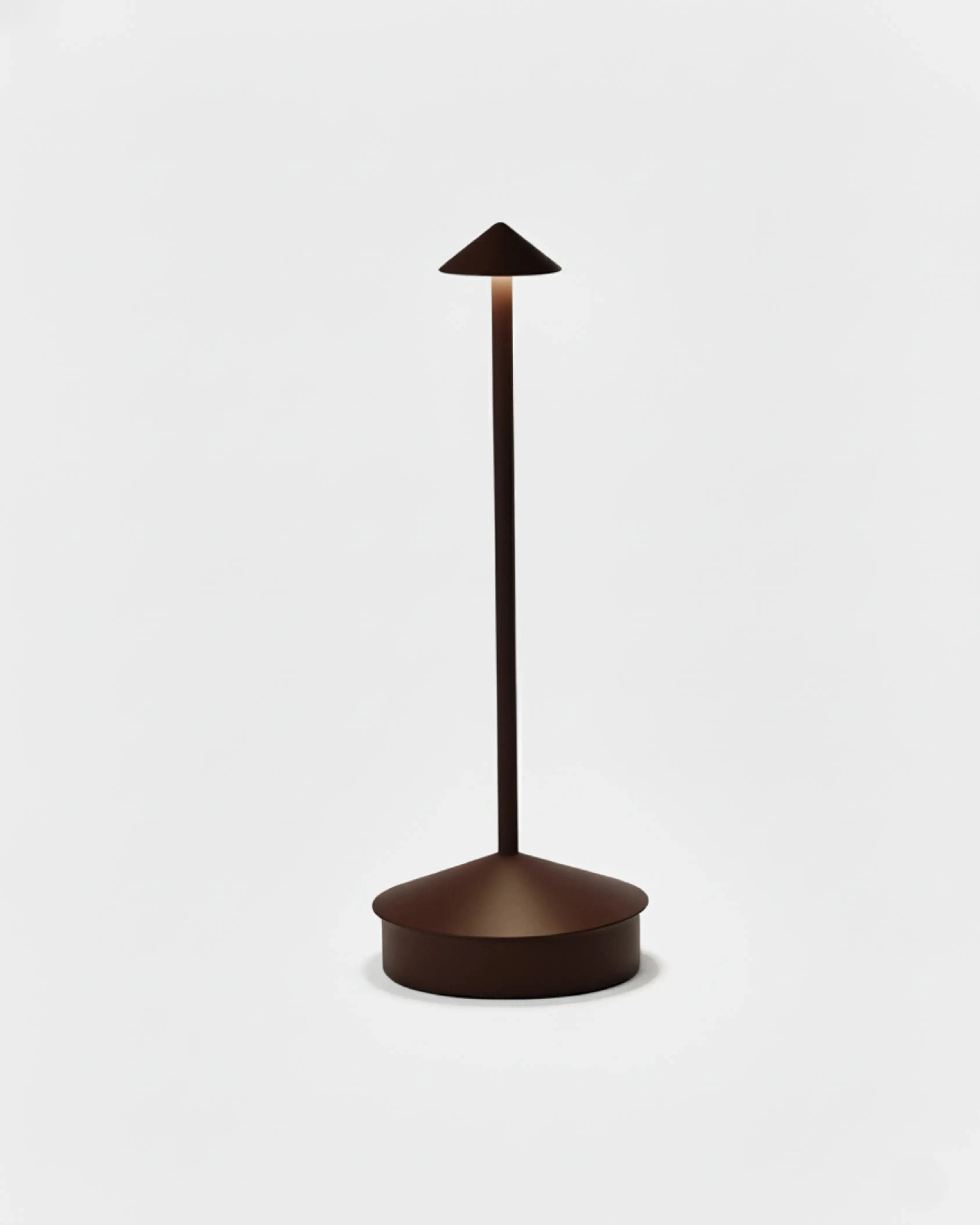 Lampe de chevet sans fil marron, rechargeable par USB – modèle Miro par Korven Studio.