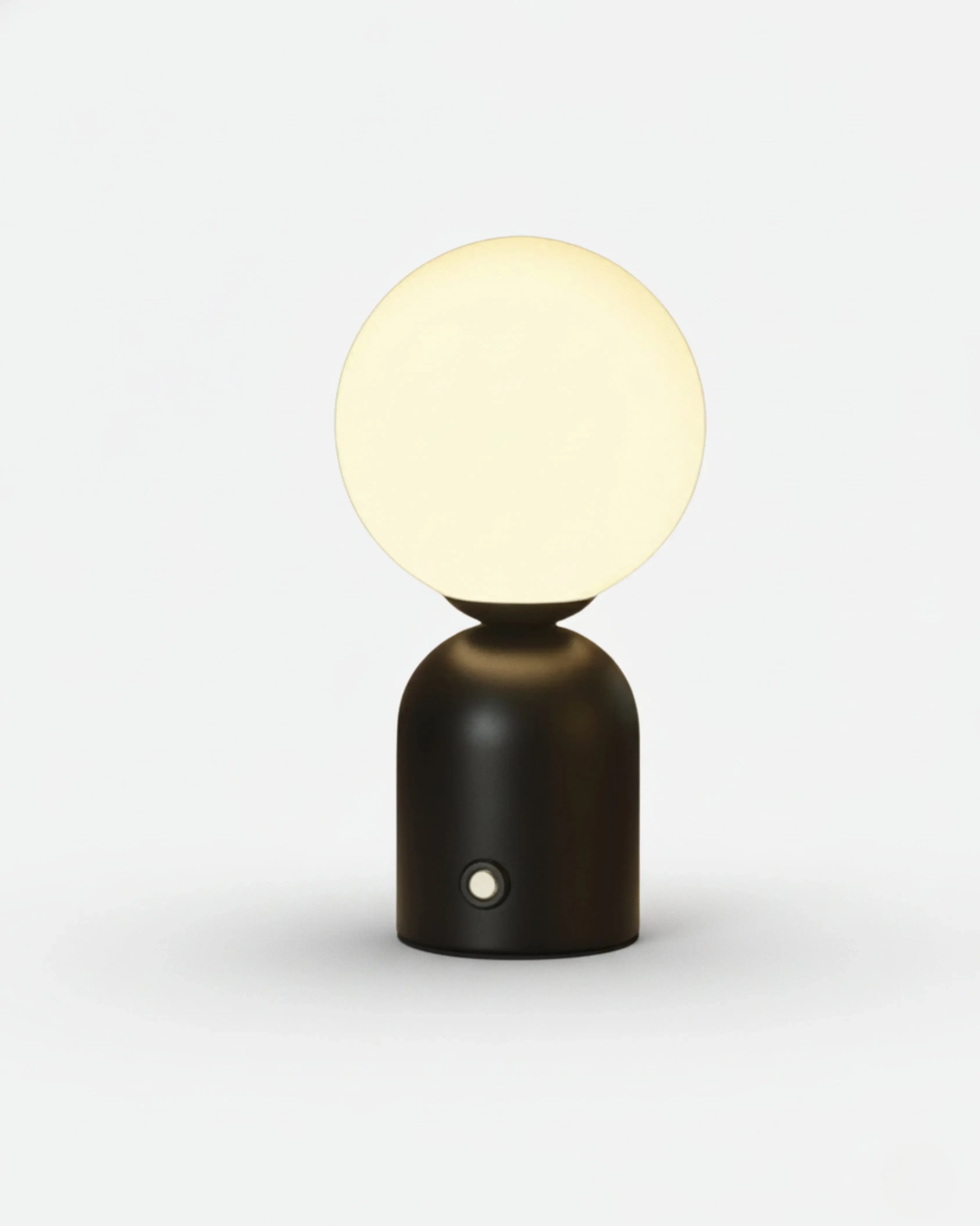 Lampe sans fil noire rechargeable – modèle Lumi par Korven Studio.