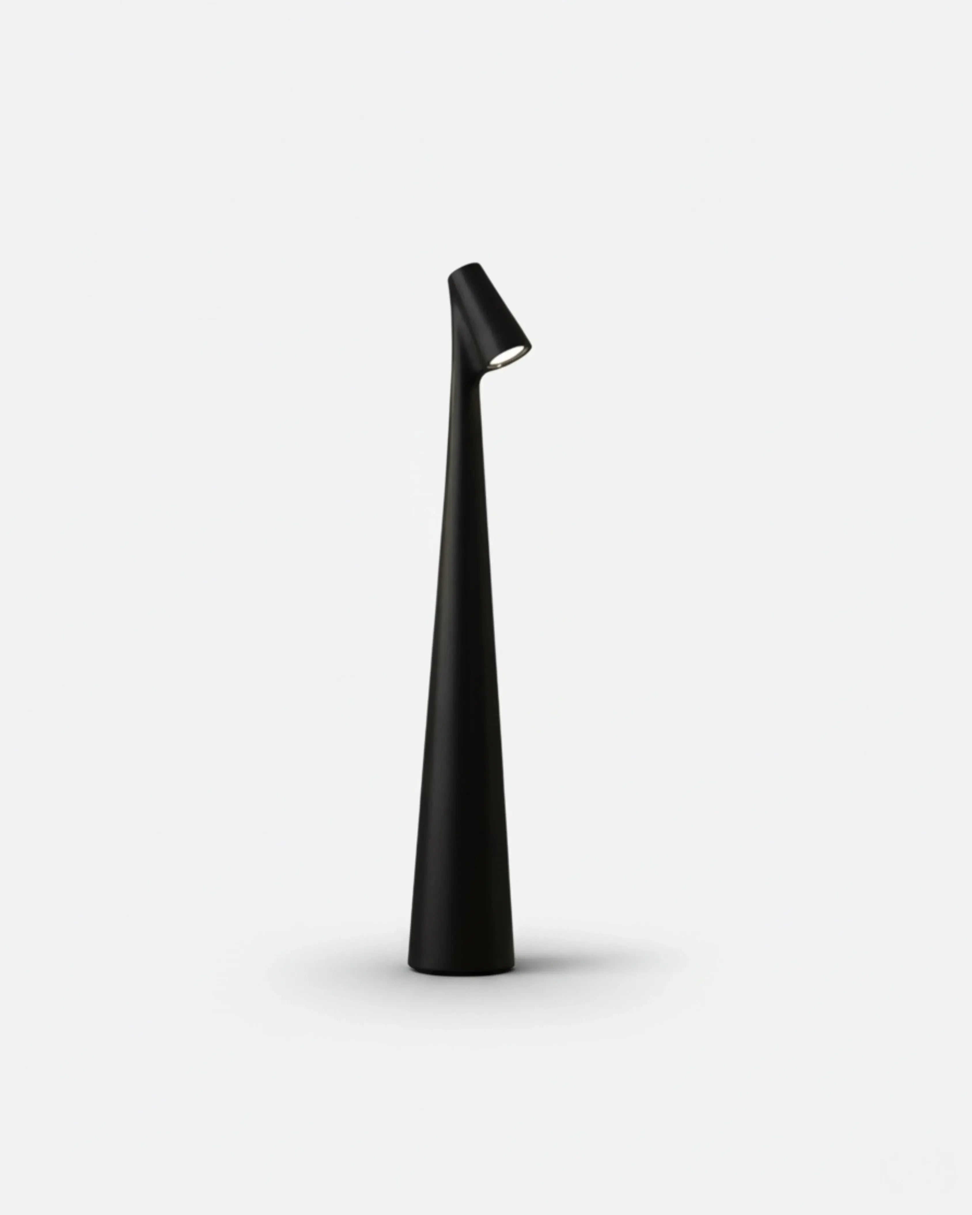 Lampe sans fil noire rechargeable – modèle Nora par Korven Studio.