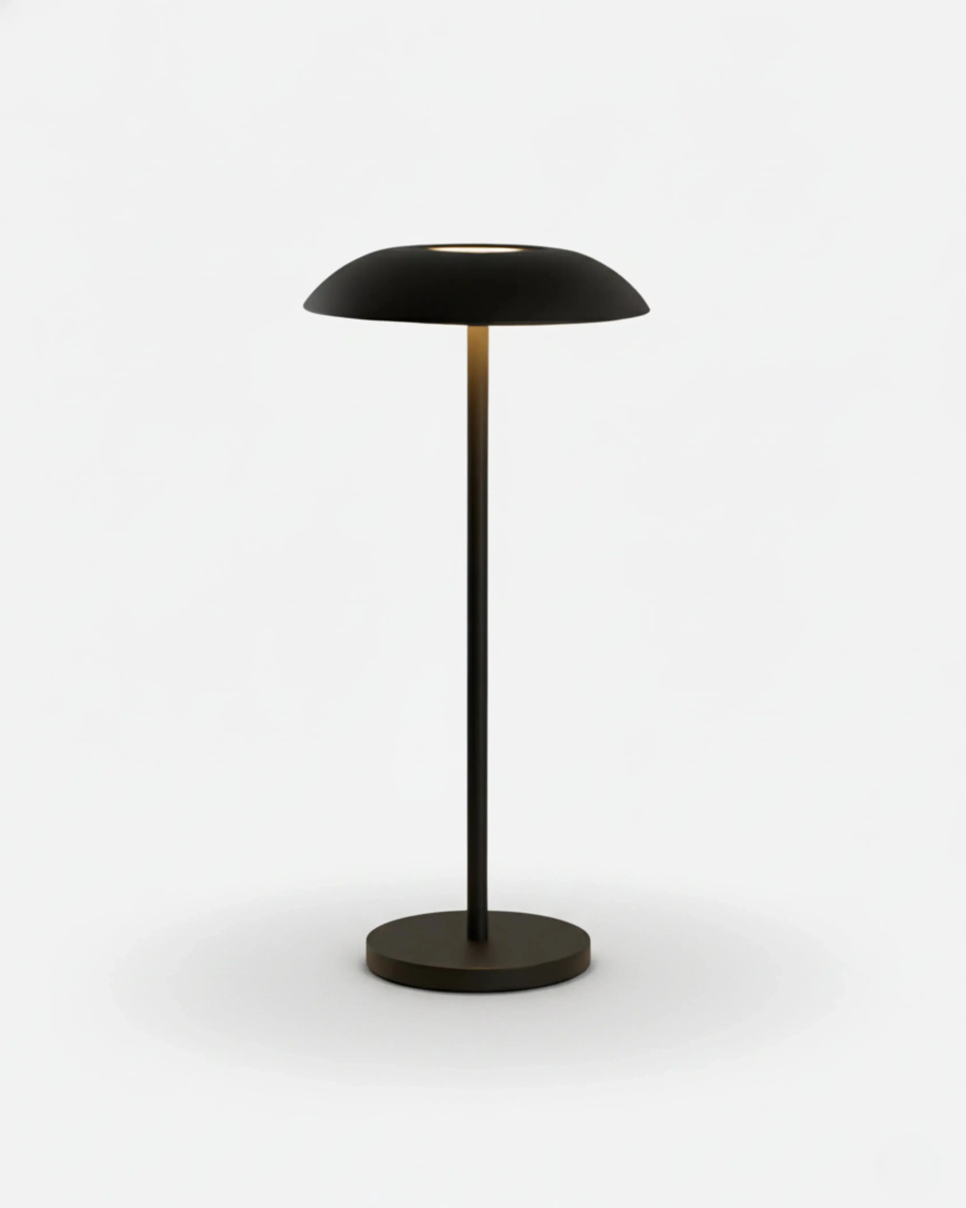 Lampe sans fil noire rechargeable – modèle Oslo par Korven Studio.