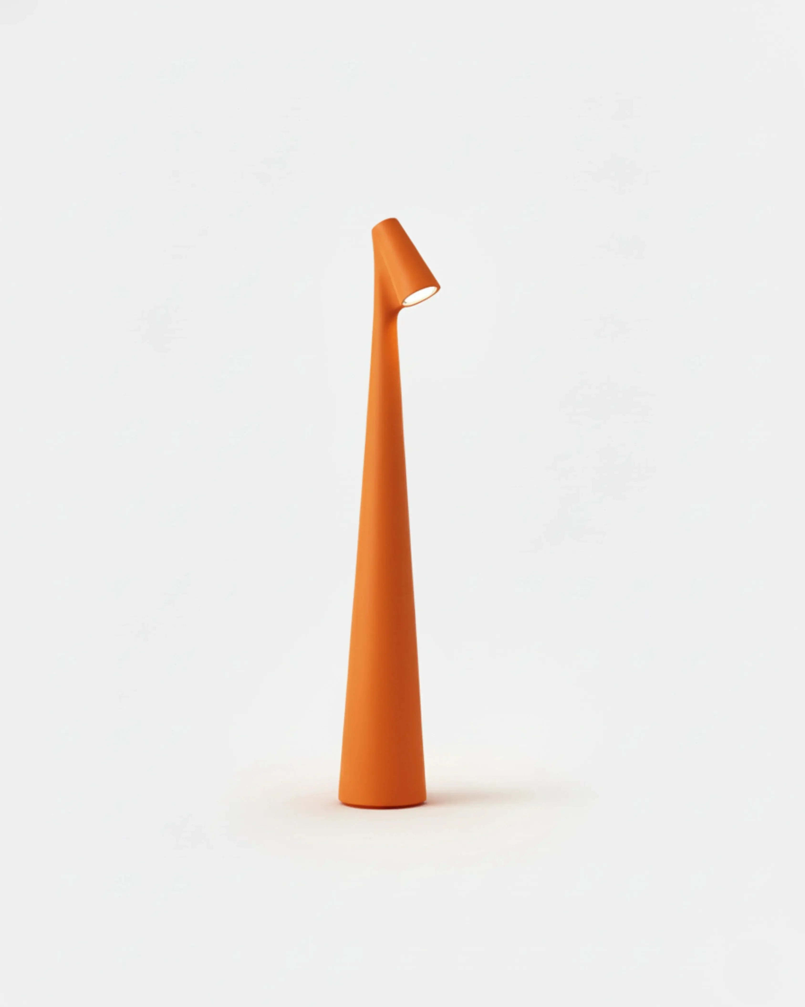 Lampe sans fil orange rechargeable – modèle Nora par Korven Studio.