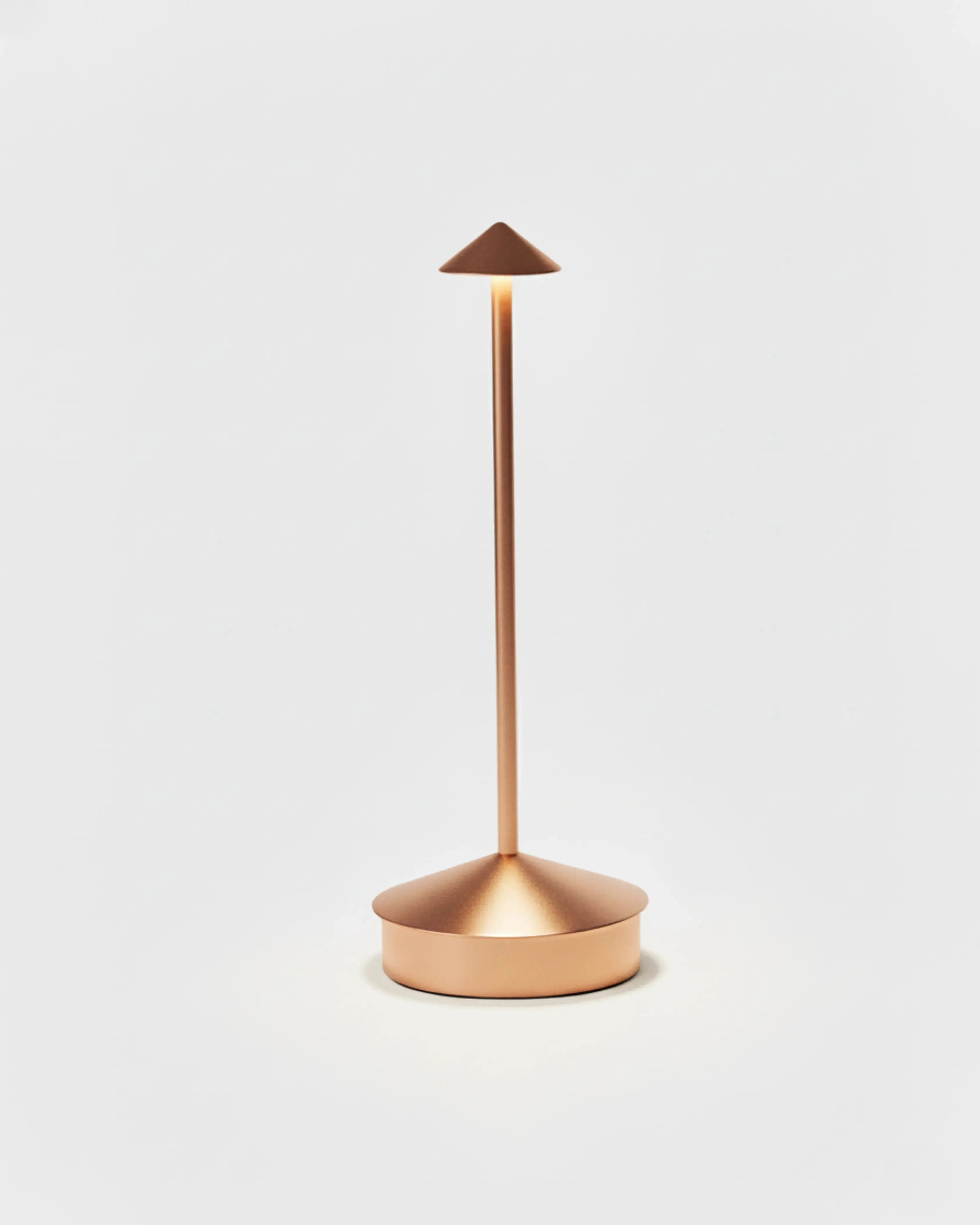 Lampe de bureau sans fil rose, LED rechargeable – modèle Miro par Korven Studio.