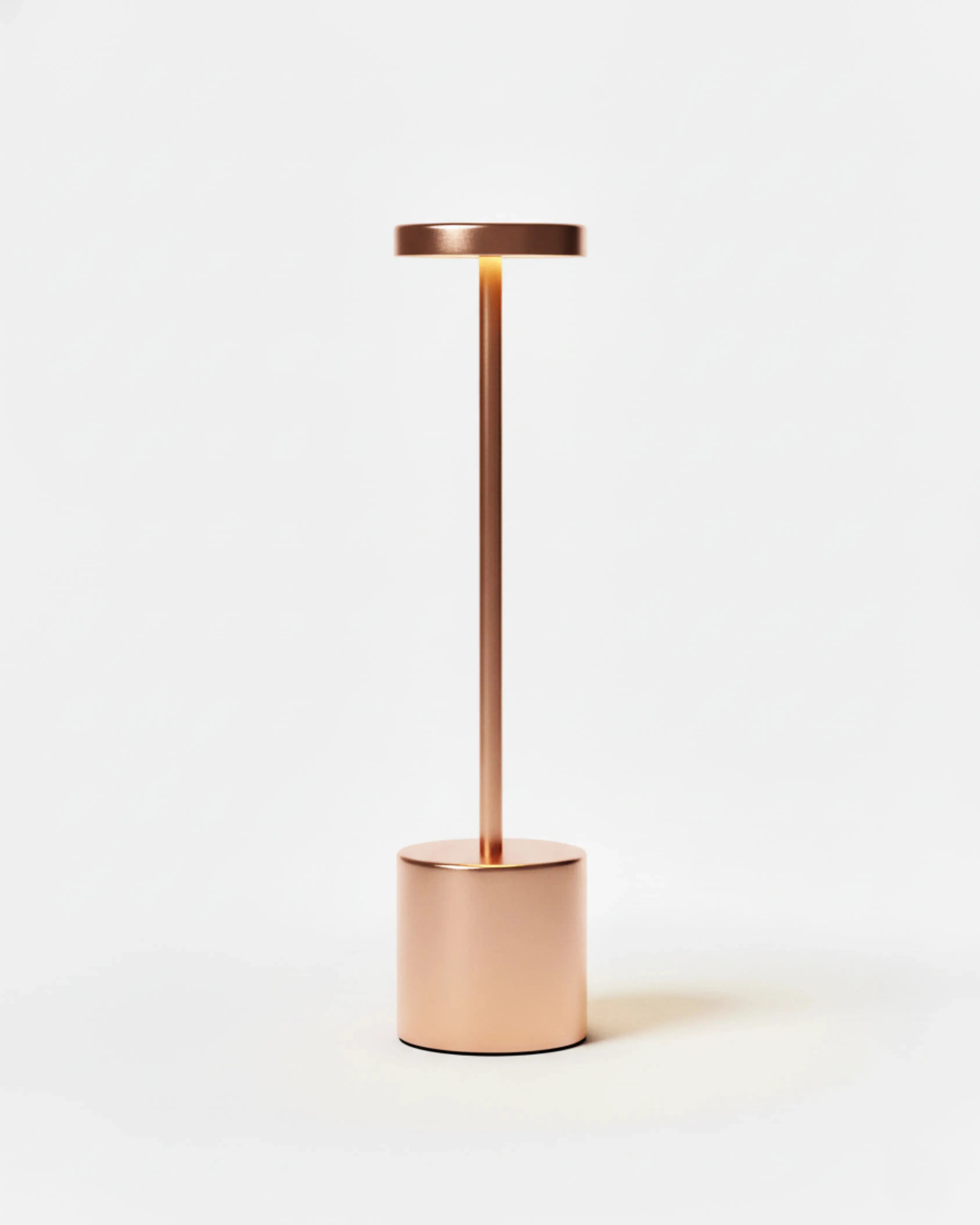 Lampe de chevet sans fil rose, rechargeable par USB – modèle Nova par Korven Studio.