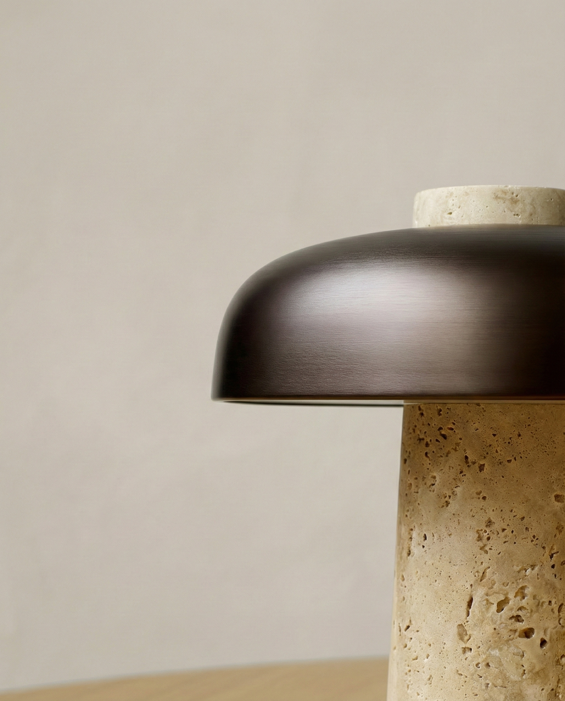 lampe de table travertin et laiton bronze modele sagar par korven studio