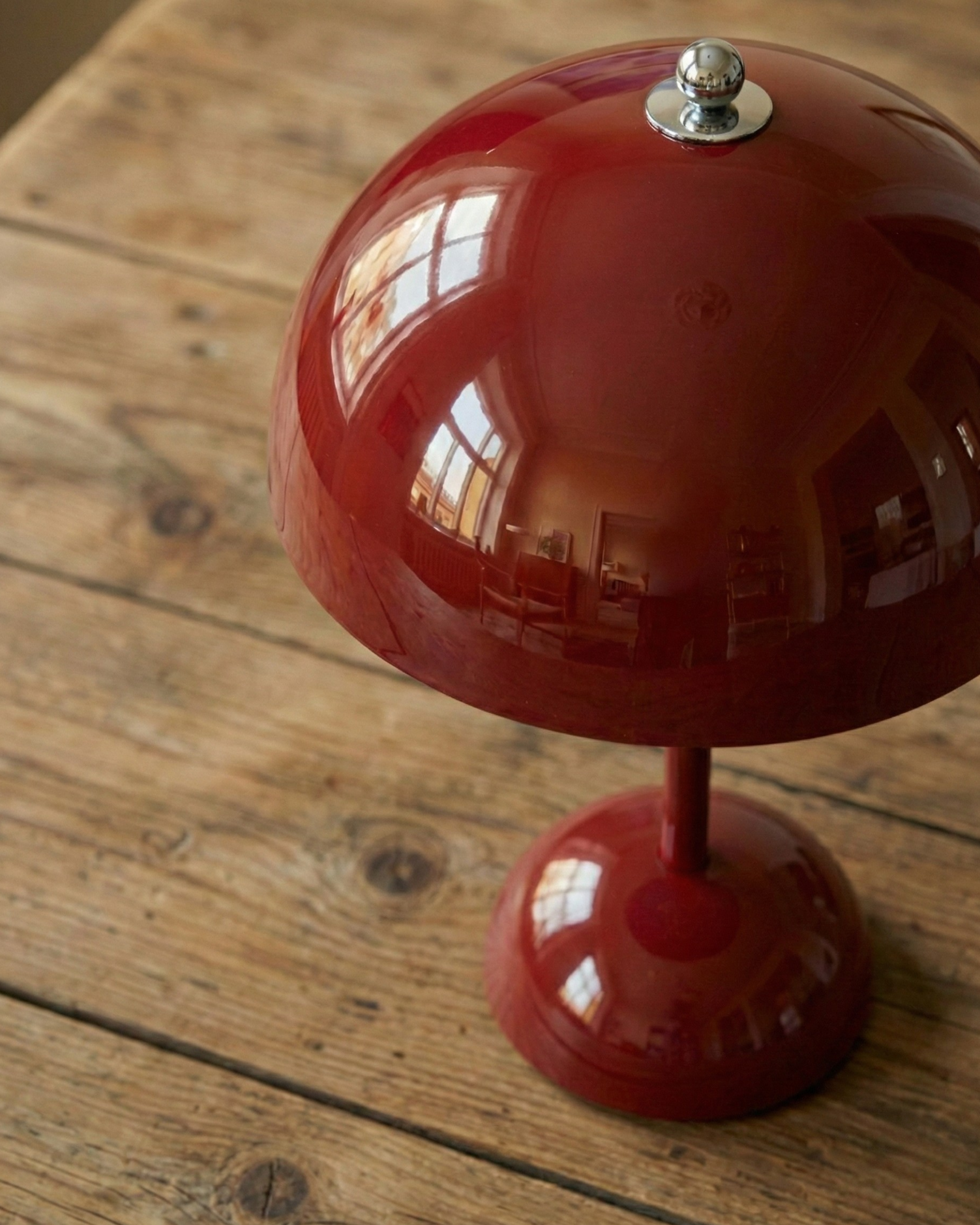 lampe sans fil rouge bordeaux tactile modele oden par korven studio 