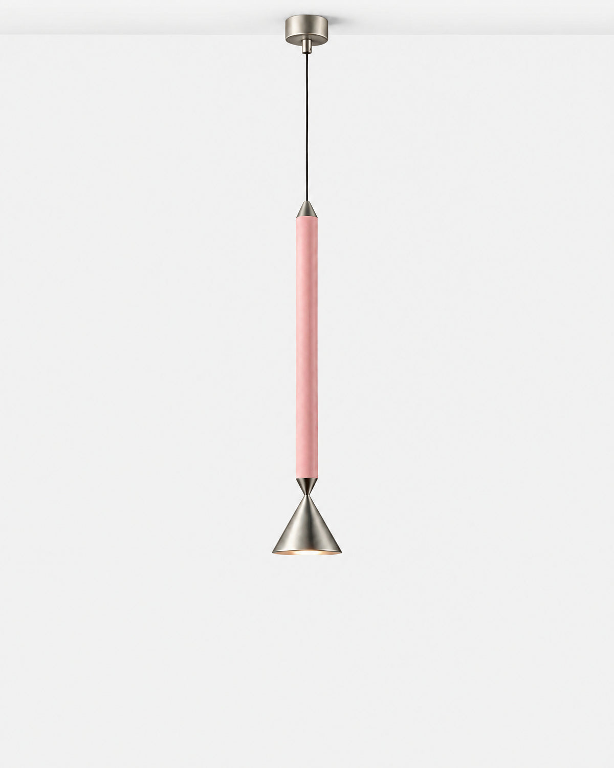 Suspension PINA chrome et rose sur fond neutre, fixée au plafond