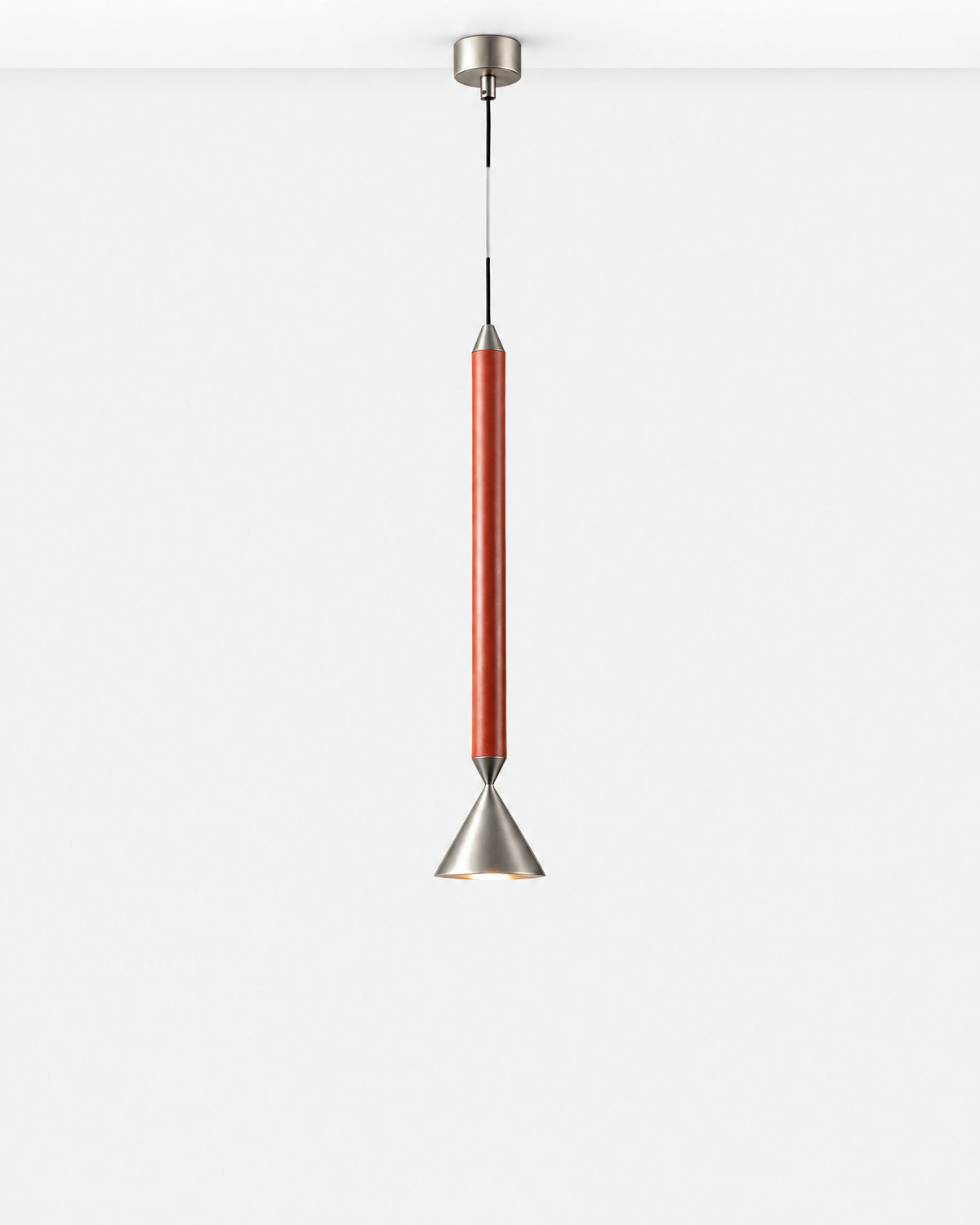 Suspension PINA chrome et rouge sur fond neutre, fixée au plafond