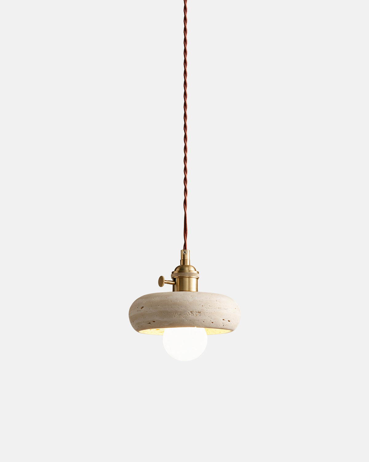 Suspension VINA Modèle D – galet en travertin Ø 15 cm sur fond neutre