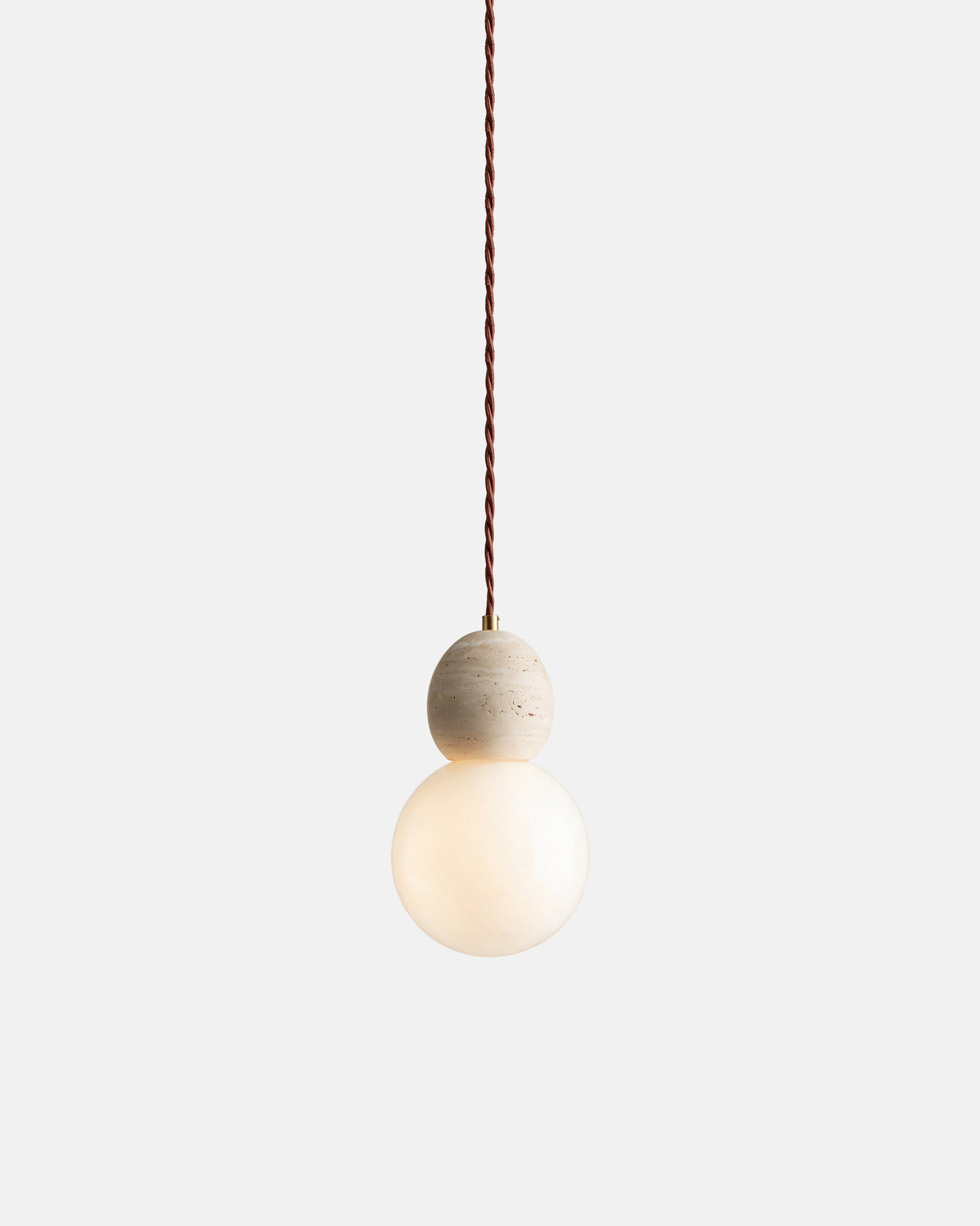Suspension VINA Modèle E – calotte travertin et globe opalin Ø 10 cm sur fond neutre