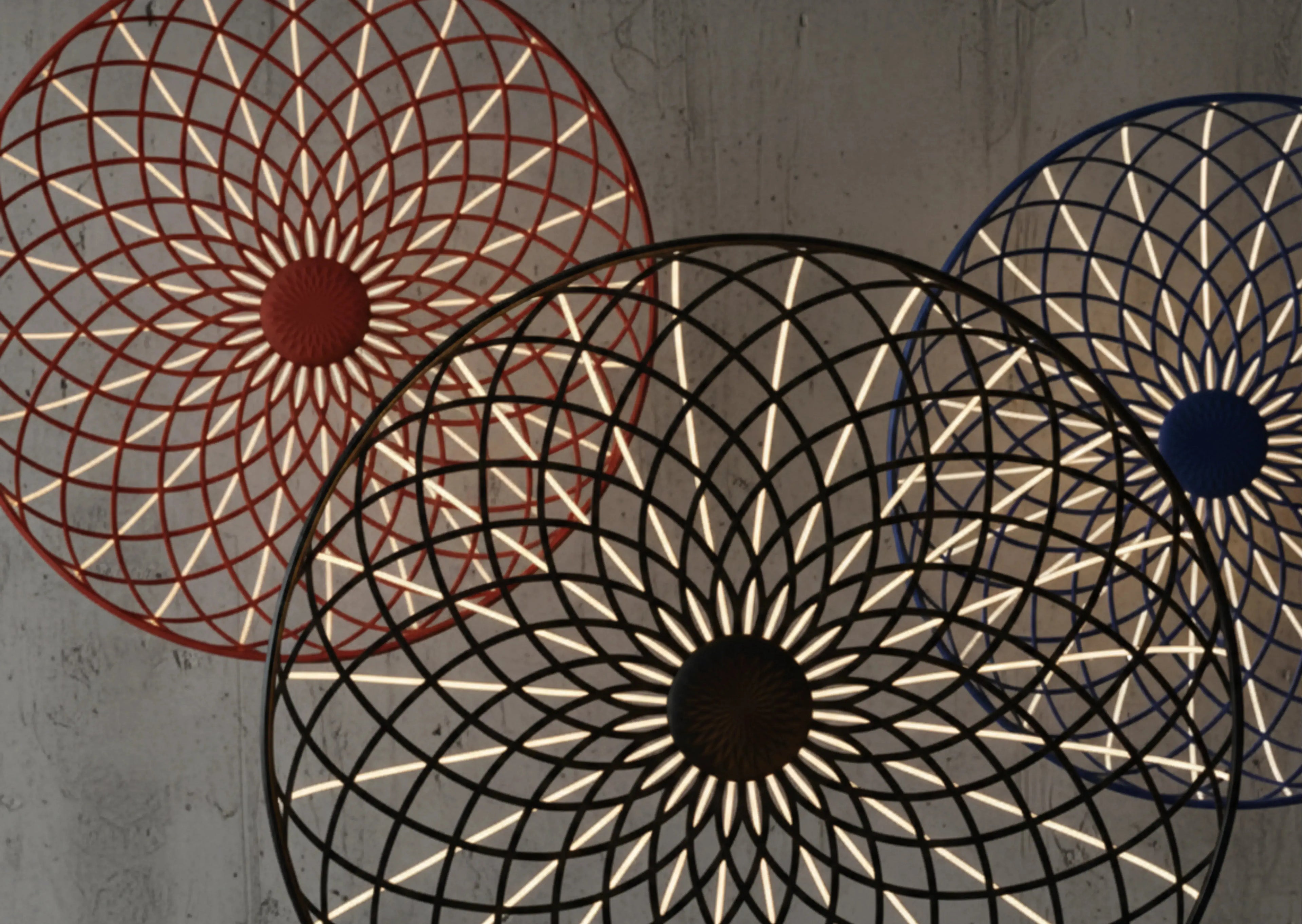 plafonnier, lustre orange noir et bleu kimo par korven studio