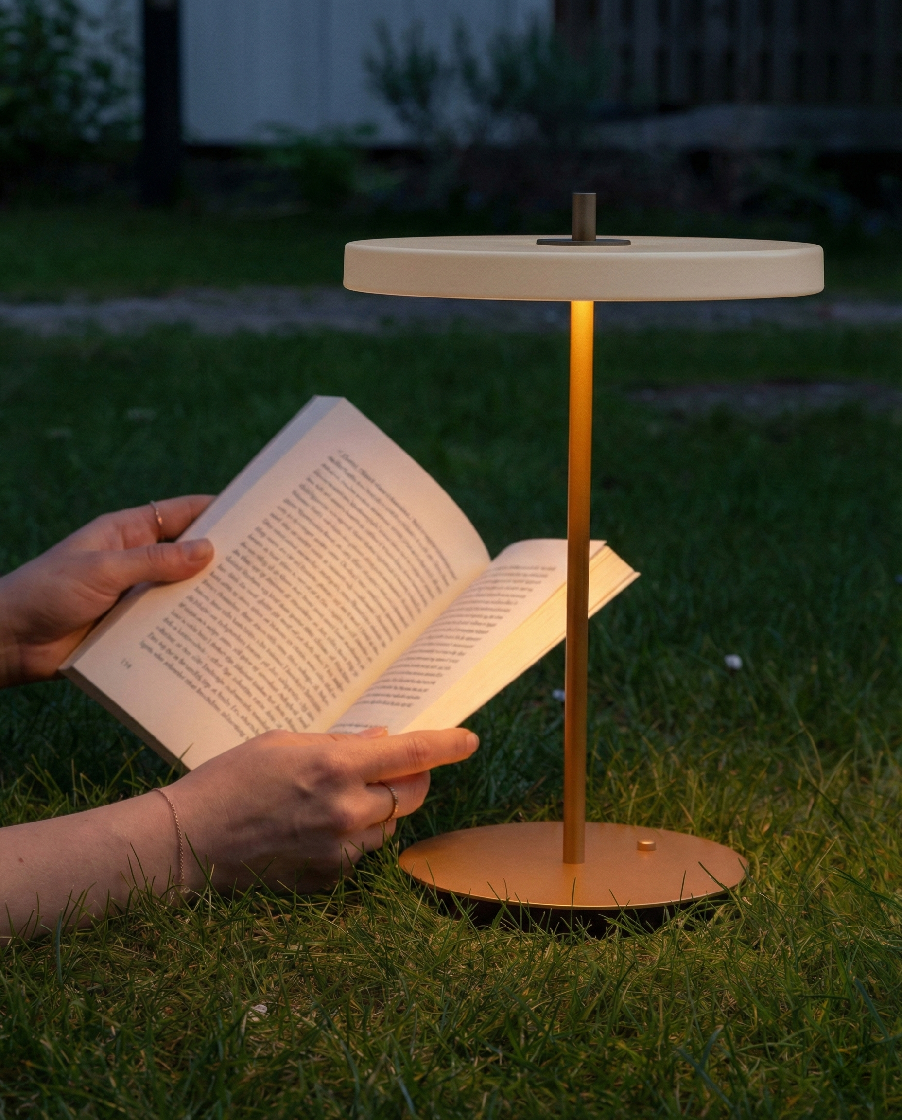 Lampe de table sans fil Sken LED rechargeable extérieure lecture portable design minimaliste métal doré.