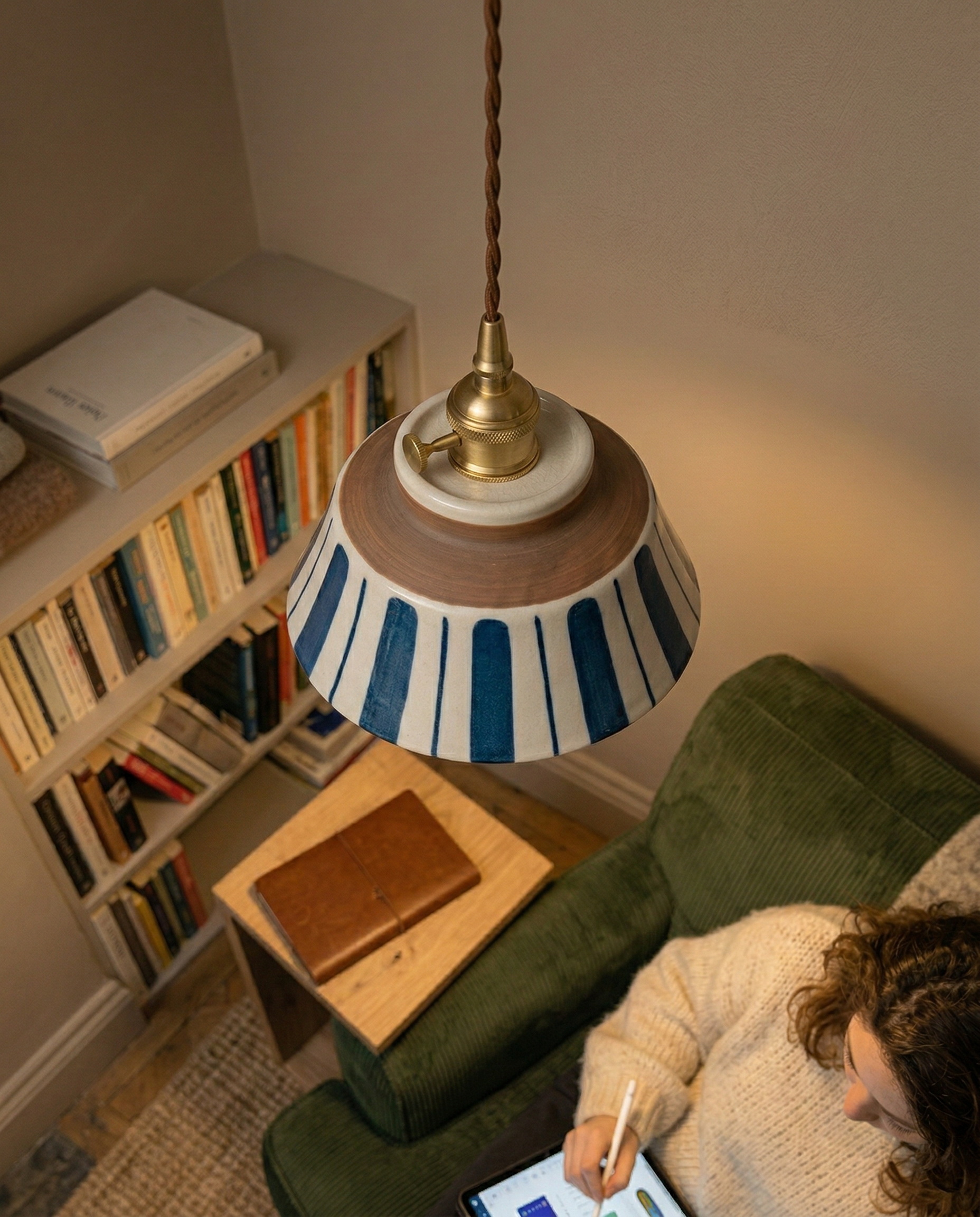 Suspension céramique Savi rayée laiton wabi sabi par korven studio