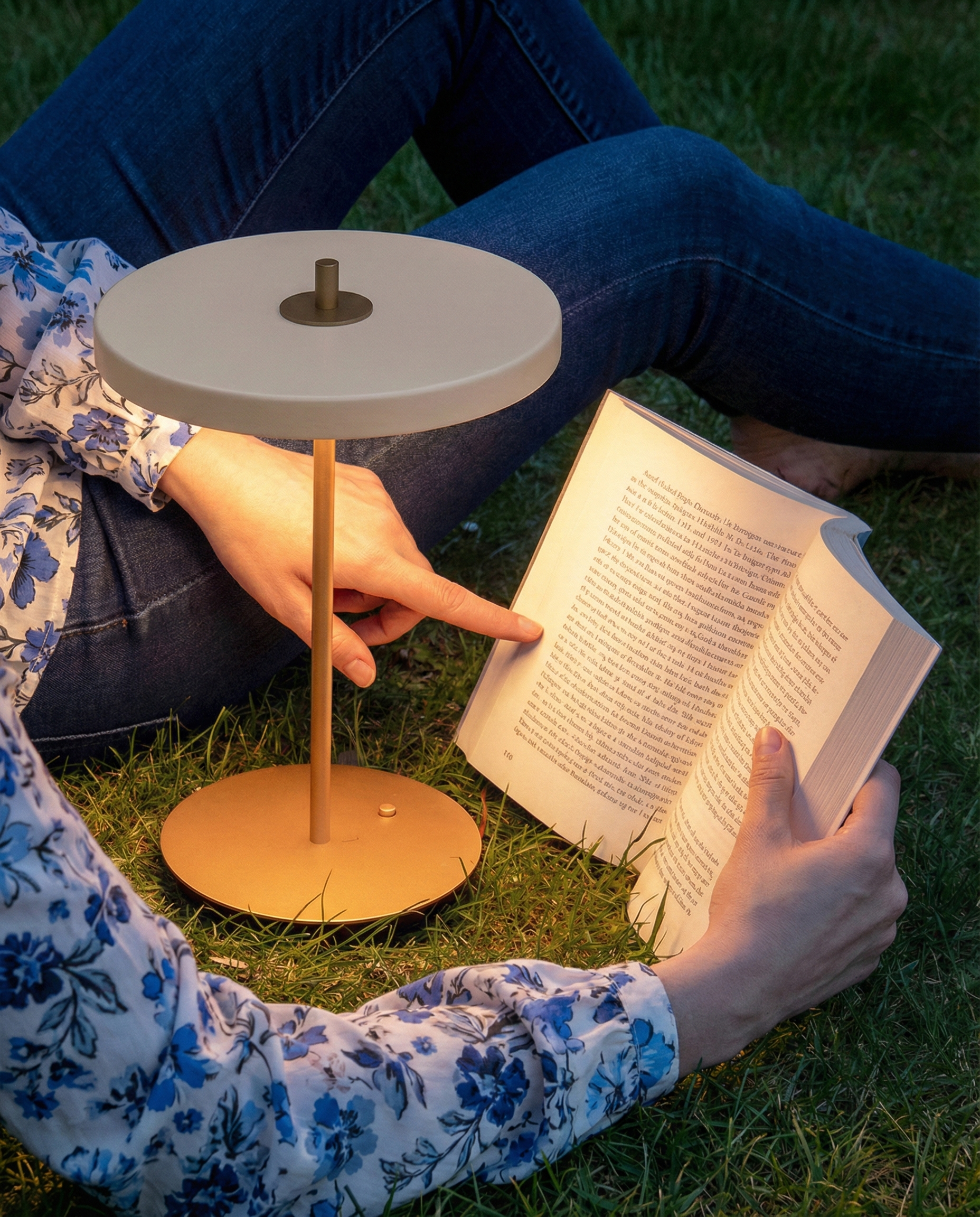 Lampe de table sans fil Sken LED rechargeable extérieure lecture portable design minimaliste métal doré.