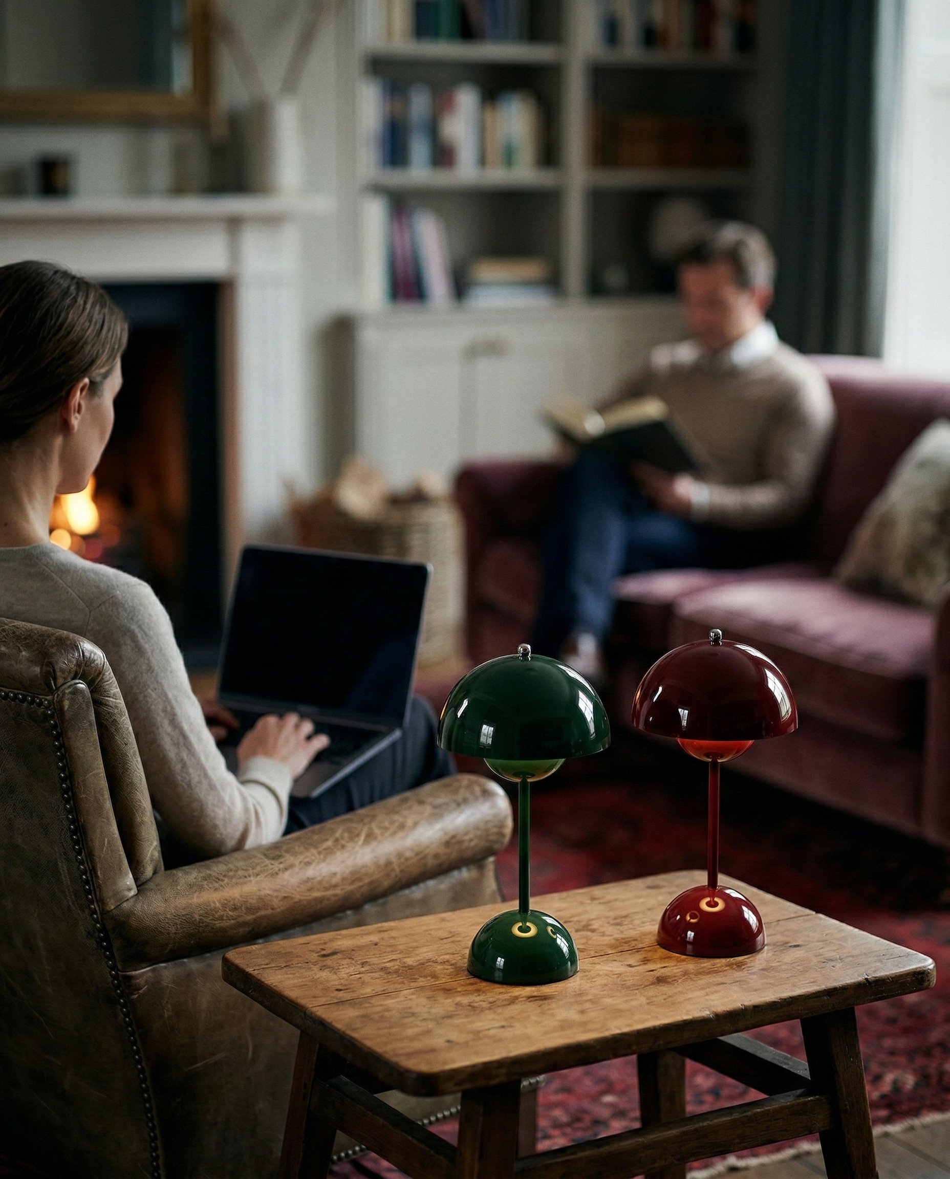 Lampe de table sans fil Oden rouge laqué design champignon LED rechargeable par korven studio