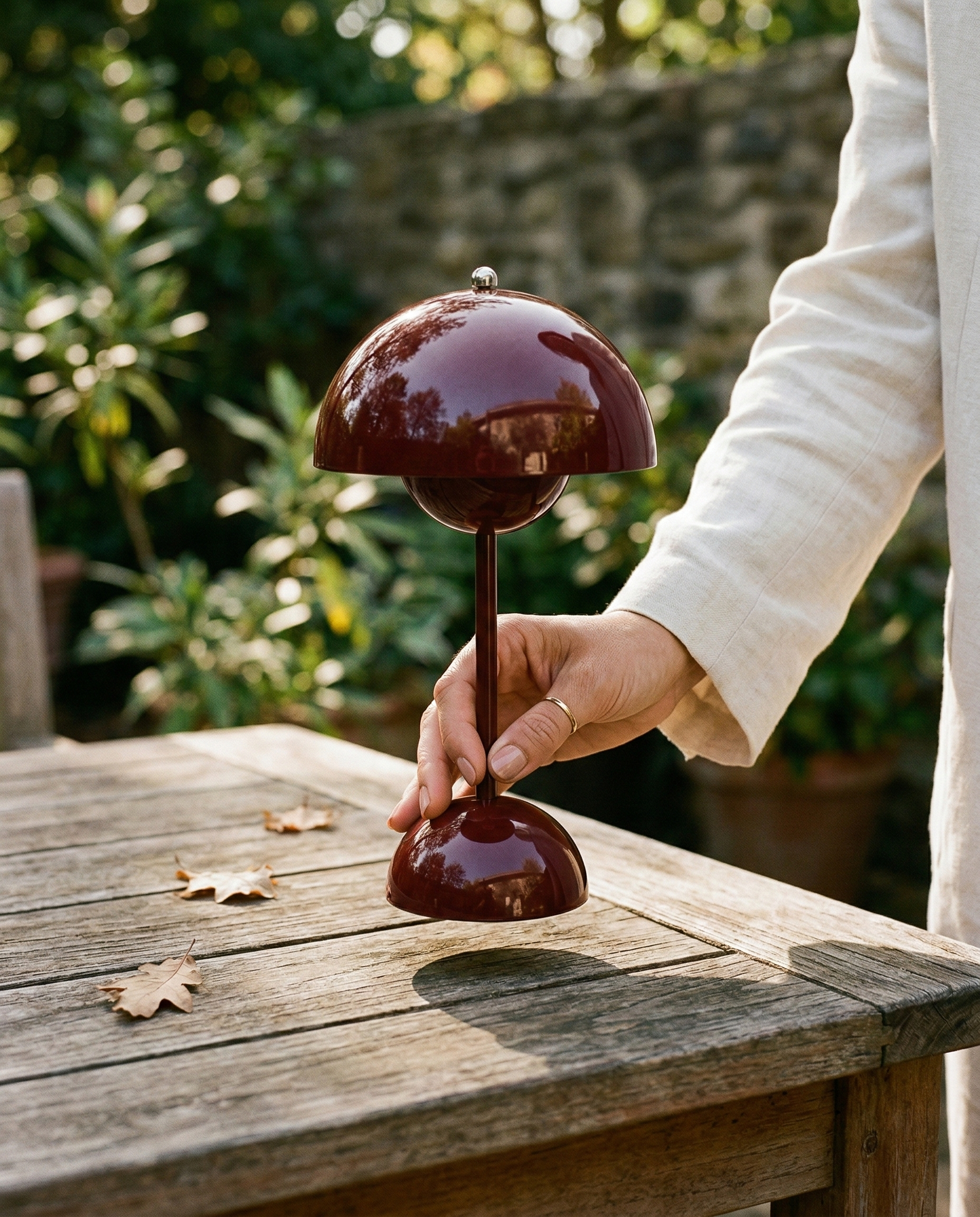 Lampe de table sans fil Oden rouge laqué design champignon LED rechargeable par korven studio