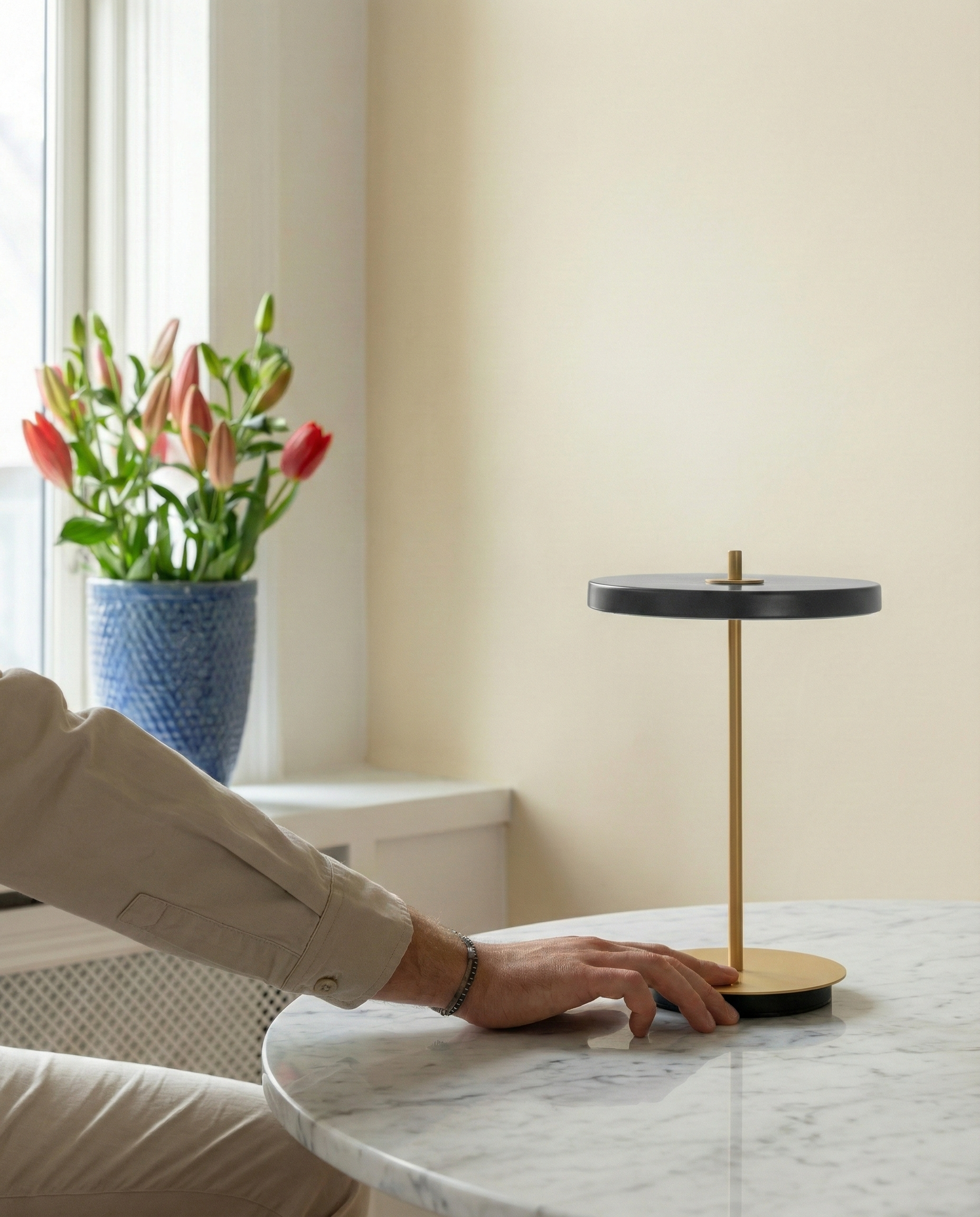 Lampe de table sans fil Sken LED tactile rechargeable design minimaliste noir laiton sur table marbre.